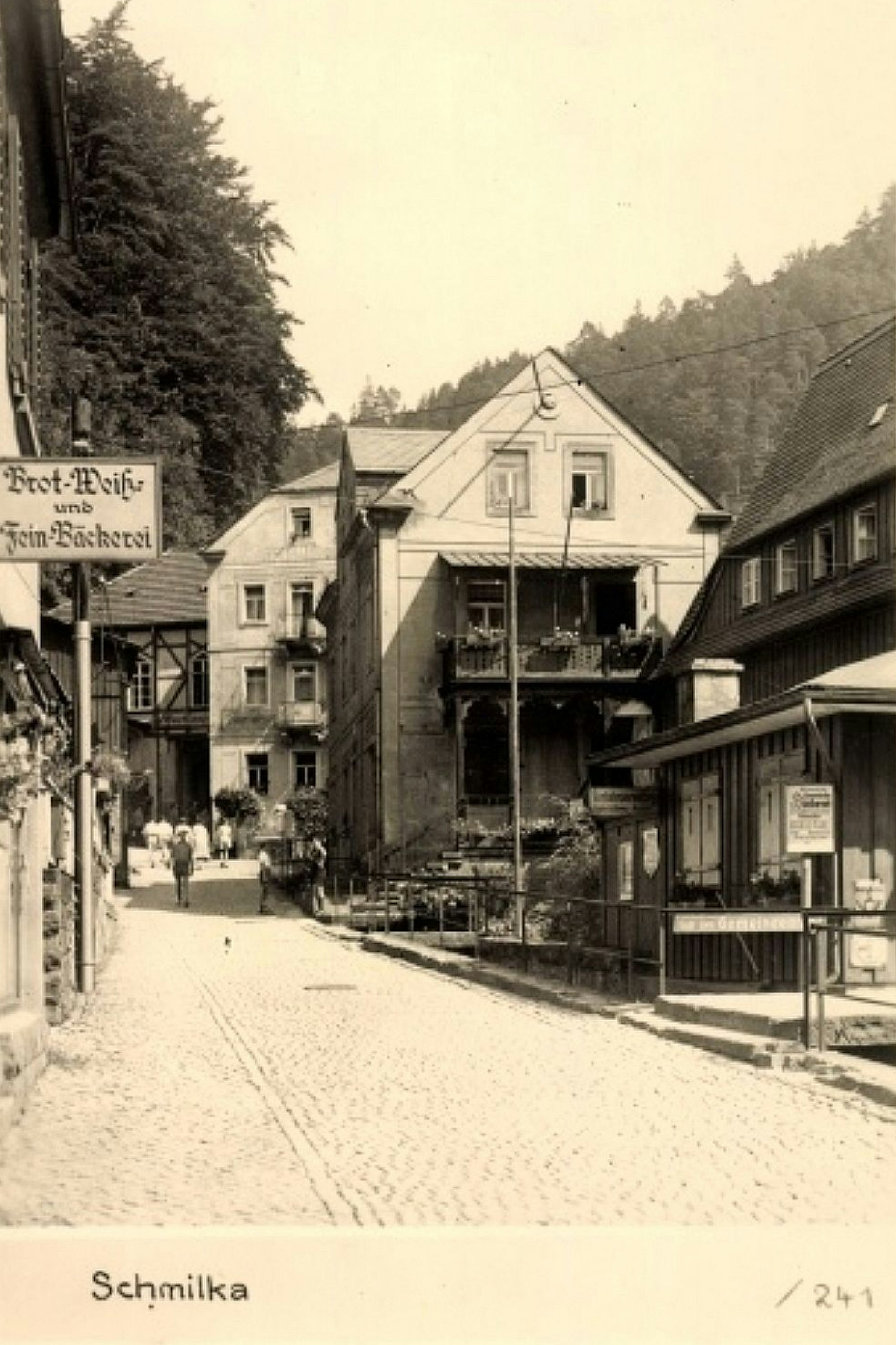 Fotos gibt es vom Bäcker im Dörfchen Schmilka leider keine – doch immerhin das Schild linksoben im Bild verweist auf den Laden.