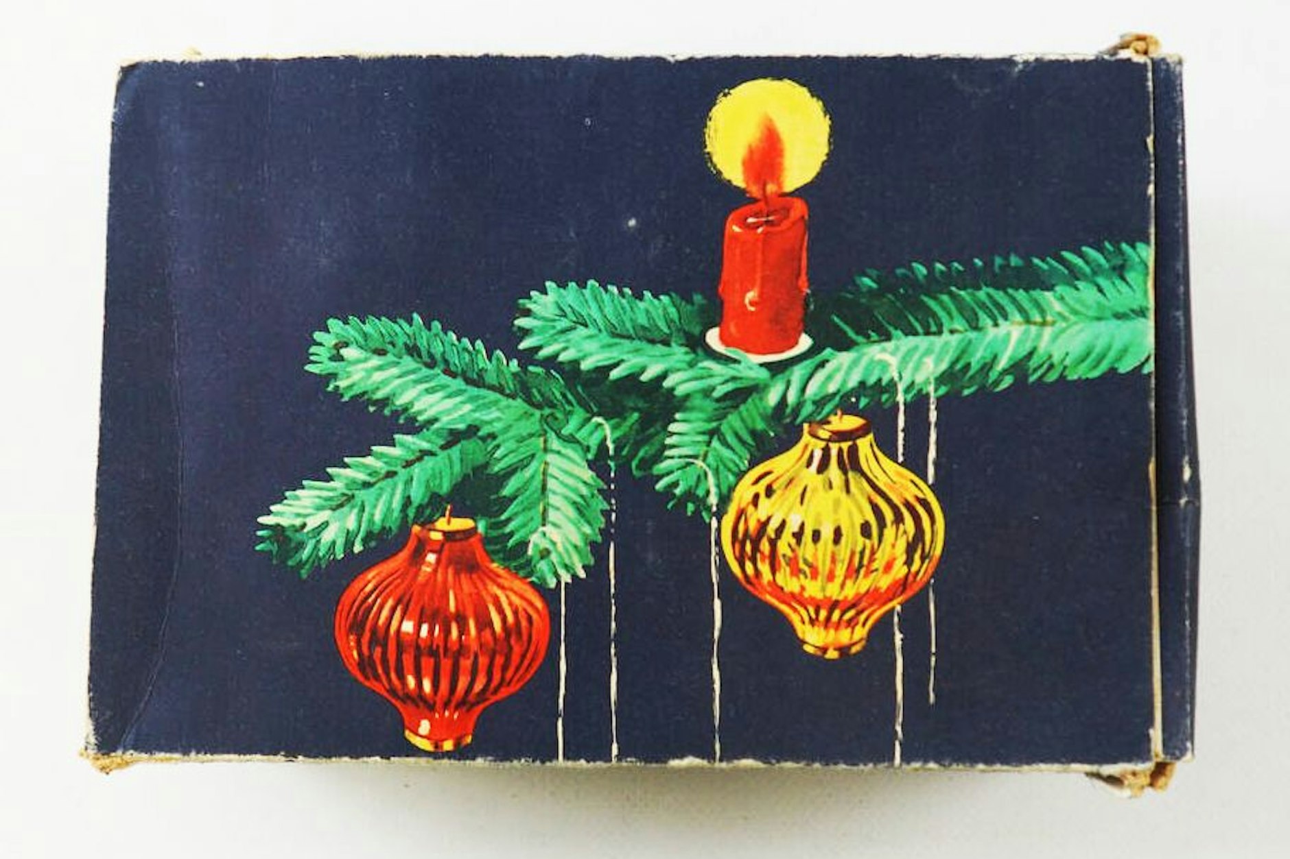 In solchen formschönen Verpackungen wurden die Lauschaer Fadenkugeln aus der DDR vertrieben. Wer sie heute noch hat, kann sich glücklich schätzen.