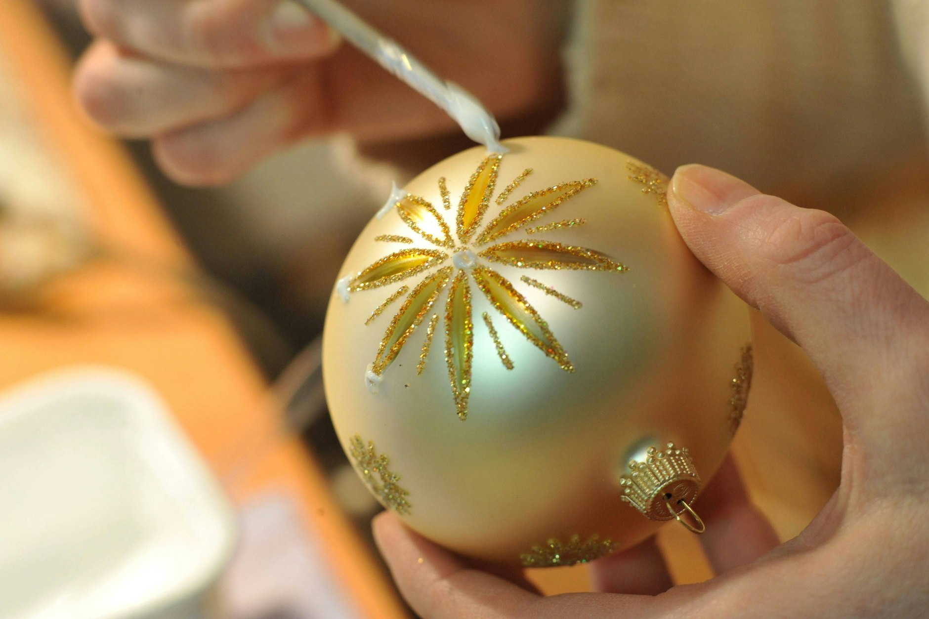 In den Werkstätten in Lauscha wird seit langer Zeit Baumschmuck aus Glas hergestellt. Zu DDR-Zeiten wurde hier aber auch ein anderes Produkt erfunden: die Fadenkugel.