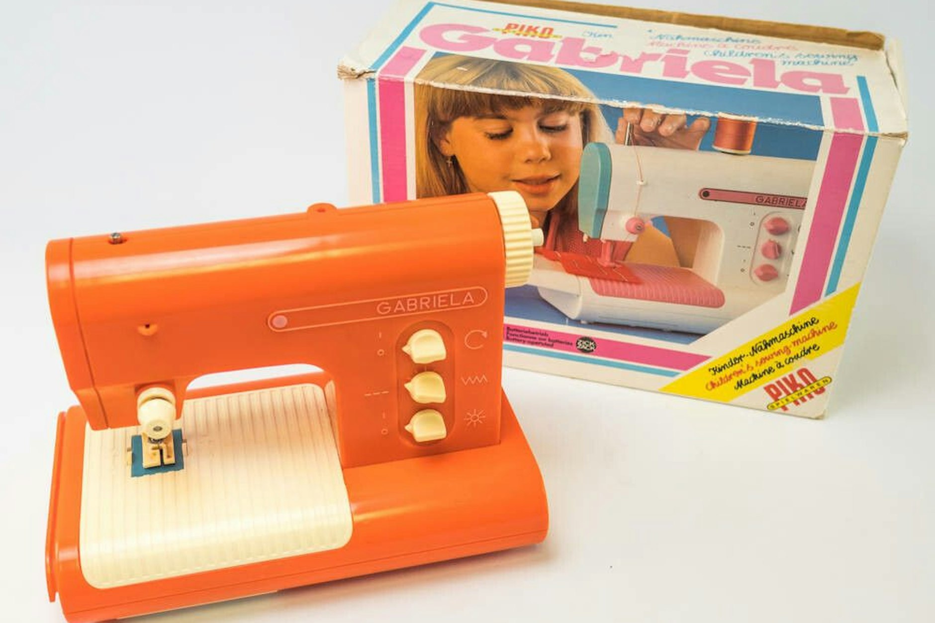 Nadelarbeit wurde in der DDR auch in der Schule unterrichtet - für das Heimstudium bot sich dann diese wunderschöne Nähmaschine Gabriela an. Die Farbe erinnerte an das bekannte Rührgerät RG28.