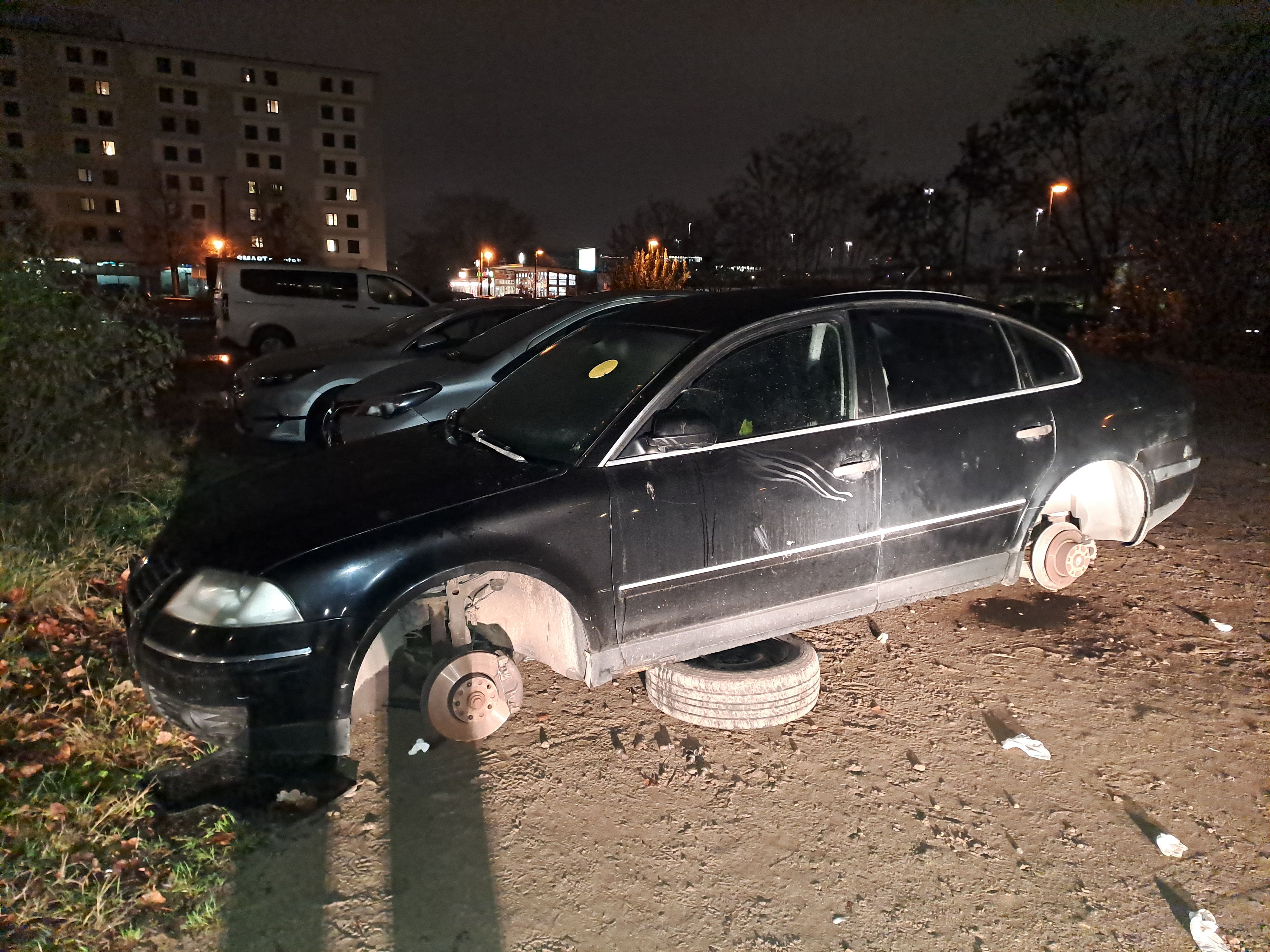 Image - Dreister Diebstahl in Prenzlauer Berg! Trio klaut sämtliche Reifen von Pkw
