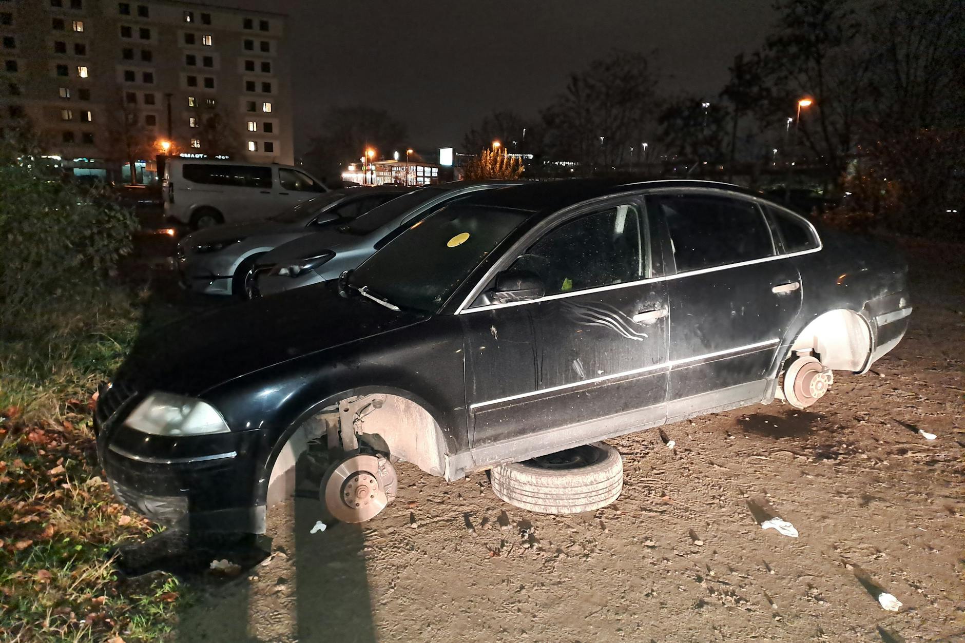 Bei diesem Auto wurden alle Reifen abmontiert.