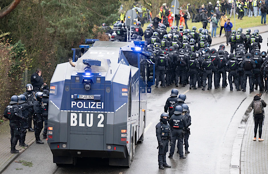 Beamte der Bundespolizei und ein Wasserwerfer sperren in der Nähe der Versammlungshalle den Zugang für Demonstranten.