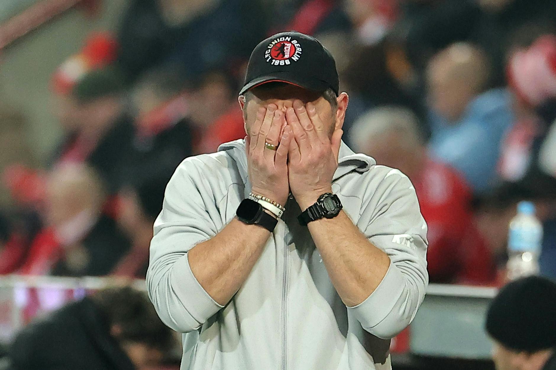 Union-Trainer Steffen Baumgart schlug nach dem Schlusspfiff die Hände vor sein Gesicht.