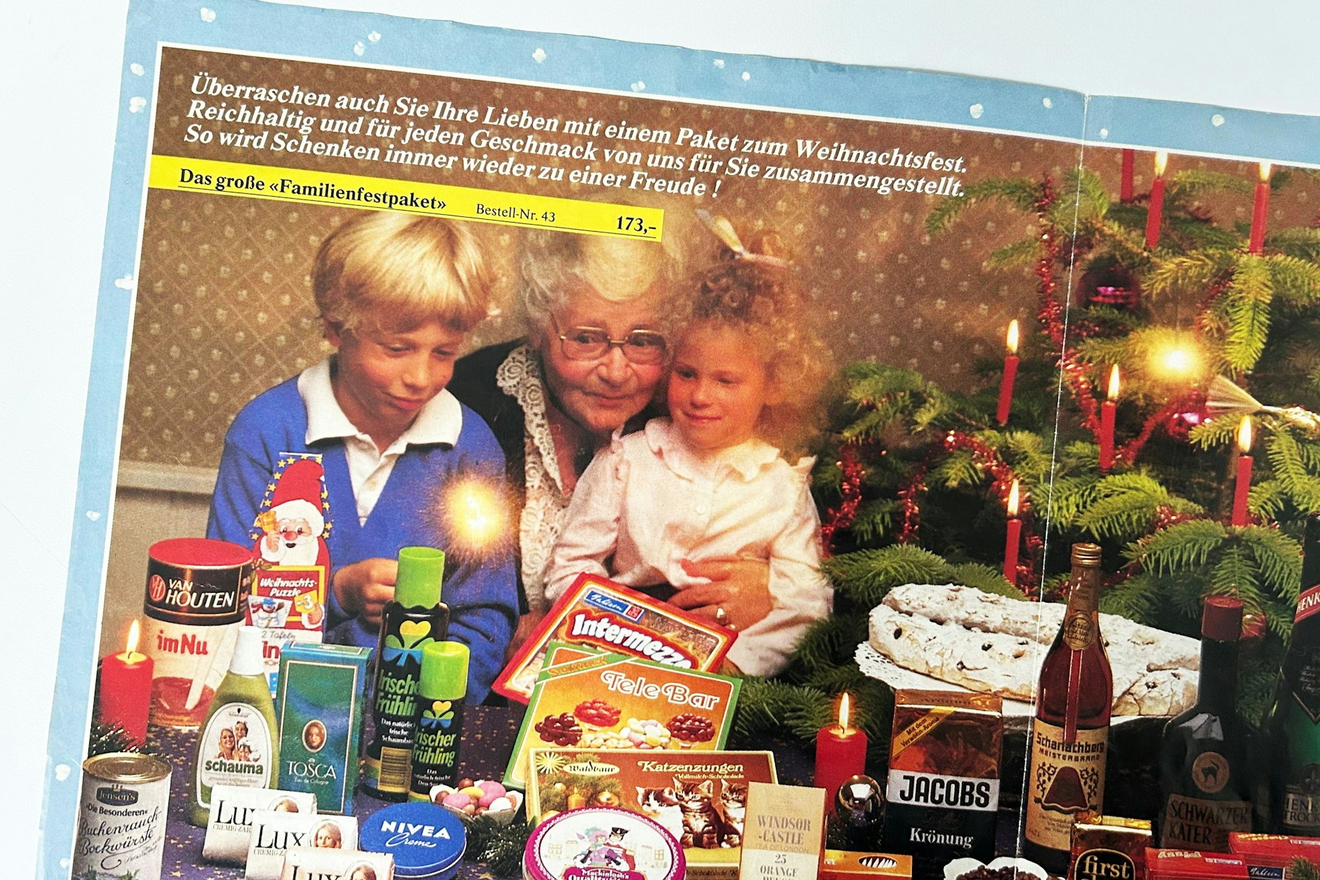 Glückliche Familien, pralle Fresspakete: Im Genex-Katalog wurden in der DDR Träume wahr – aber nur für jene, die zahlungskräftige Verwandte im Westen hatten.