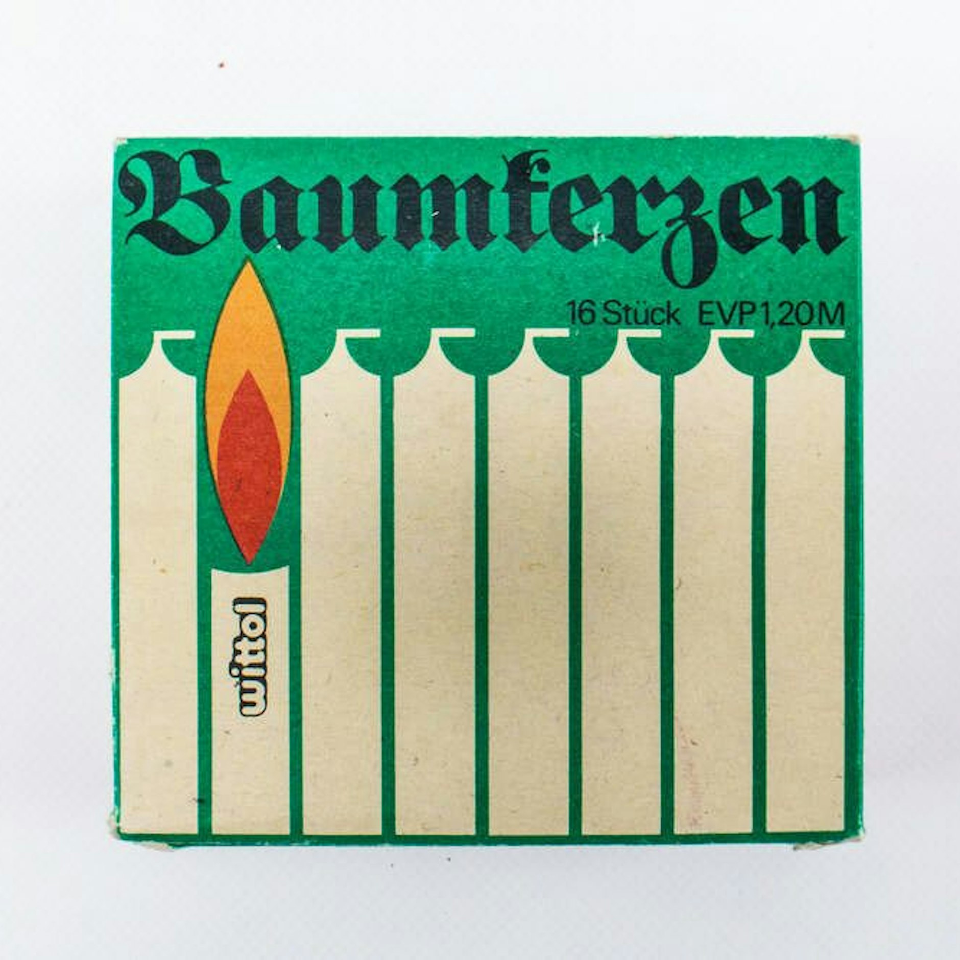 Wer eine Tanne hatte, der machte sich ans Schmücken. Zu DDR-Zeiten wurden noch häufiger echte Baumkerzen verwendet, heute eine echte Seltenheit.