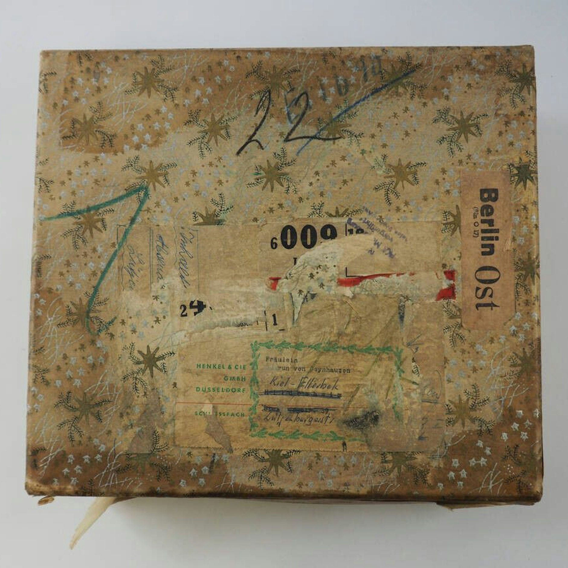 Ein altes Westpaket aus dem Depot des DDR Museum Berlin. Hier ist die Aufschrift schon verschwunden. Wissen Sie, was auf jedem Paket dieser Art stehen musste?