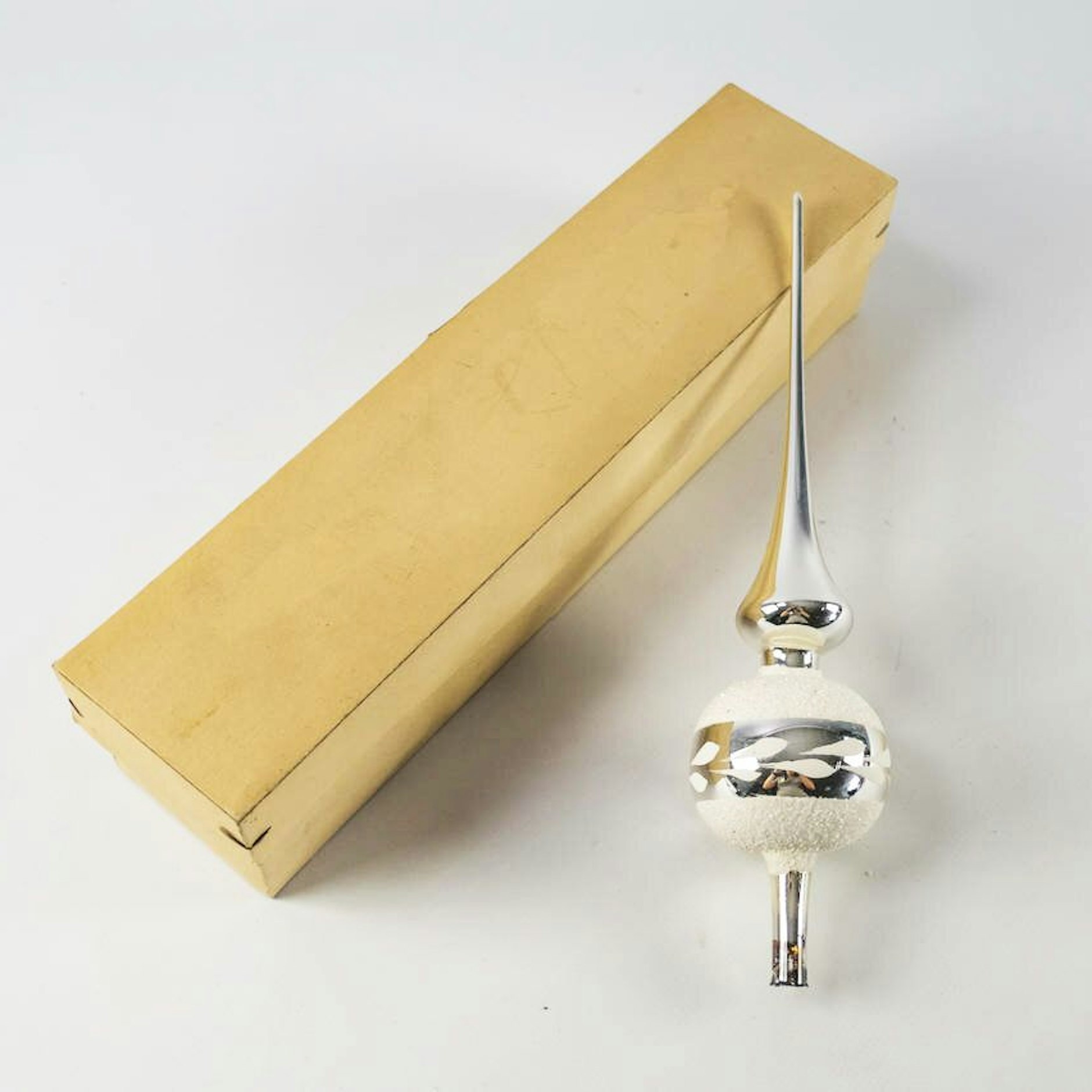 Und oben auf die Tanne kam natürlich die Christbaumspitze! Dieses typische Modell mit Schnee-Verzierung dürften viele noch aus der DDR kennen.