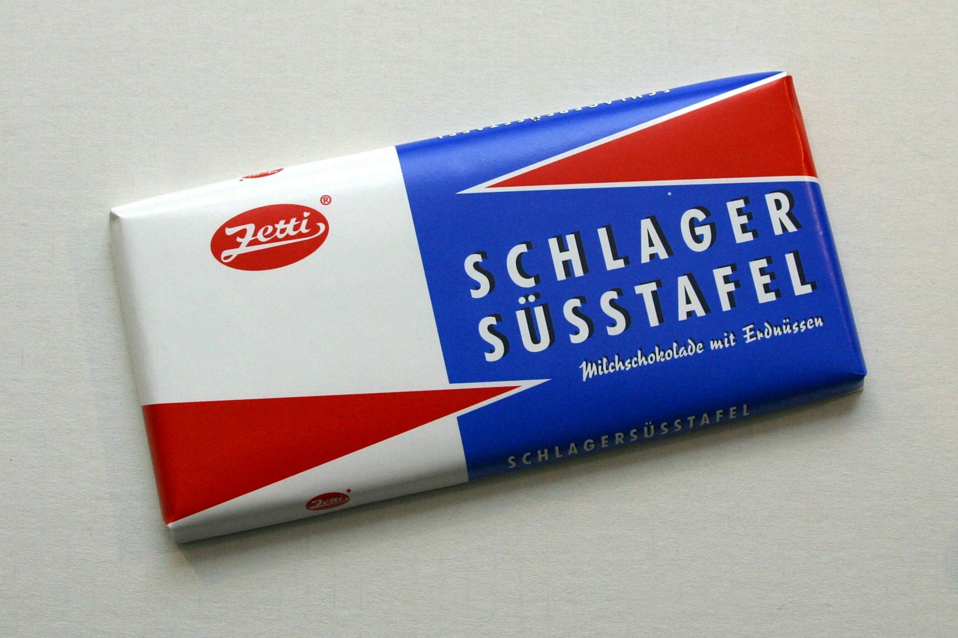 Die Schlager-Süßtafel liegt noch heute in den Geschäften – es handelt sich um eine Schokoladentafel mit Erdnüssen. Wie in der DDR schmeckt sie allerdings nicht mehr.
