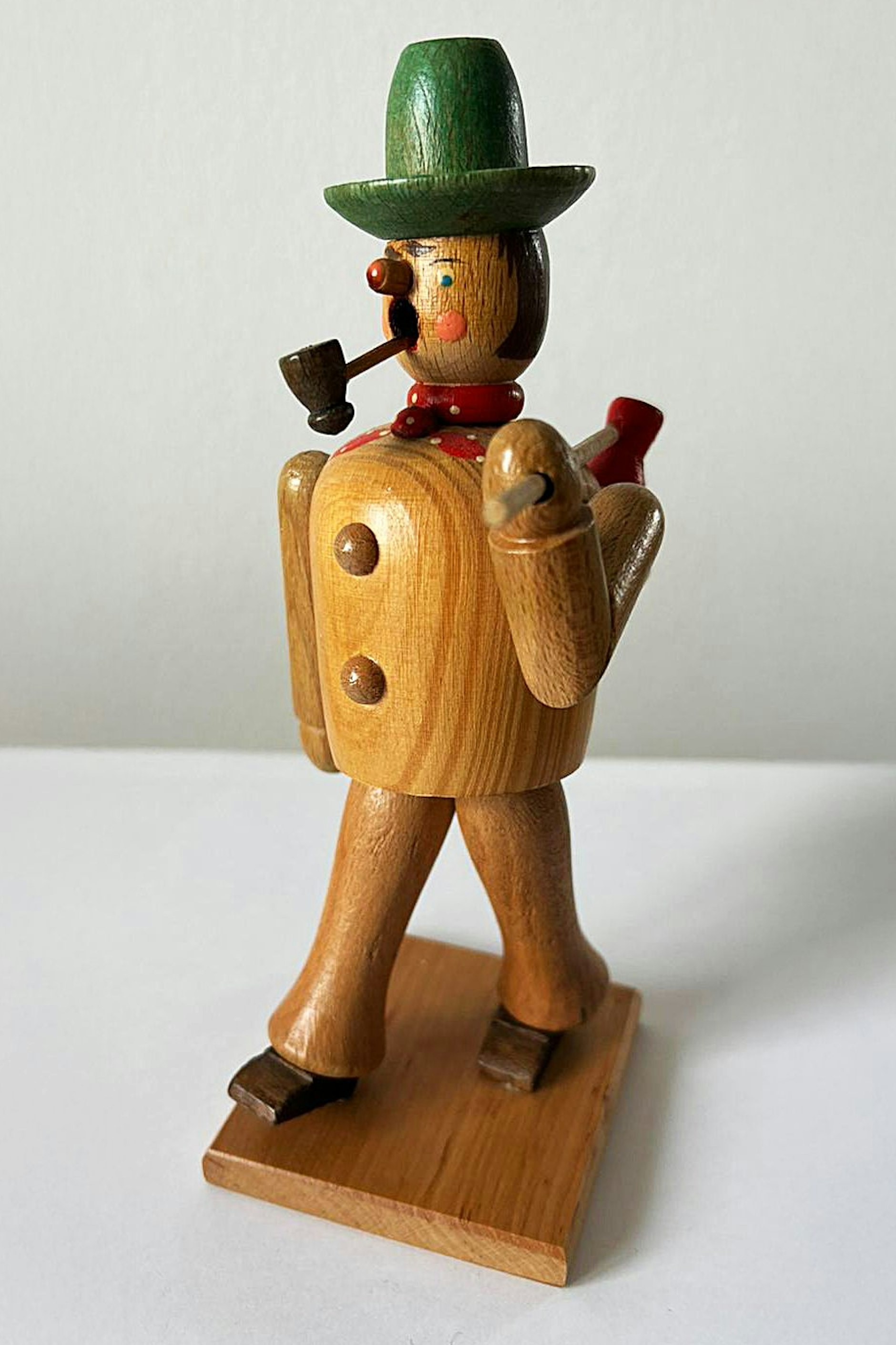 Klassisches Räuchermännchen aus der DDR: Auch dieser Wanderbursche ist noch heute in vielen Weihnachtskisten des Ostens zu finden.