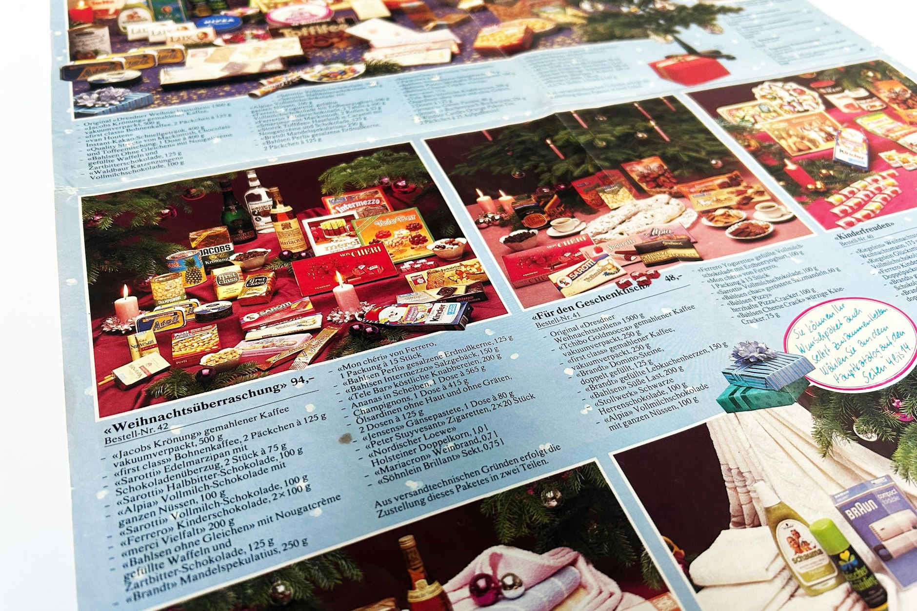 Wer beschenkt wurde, konnte dank Genex und Westverwandtschaft schlemmen! Zahlreiche weihnachtliche Präsentkörbe und Fresspakete konnten Westdeutsche für ihre Verwandtschaft im Osten bestellen.