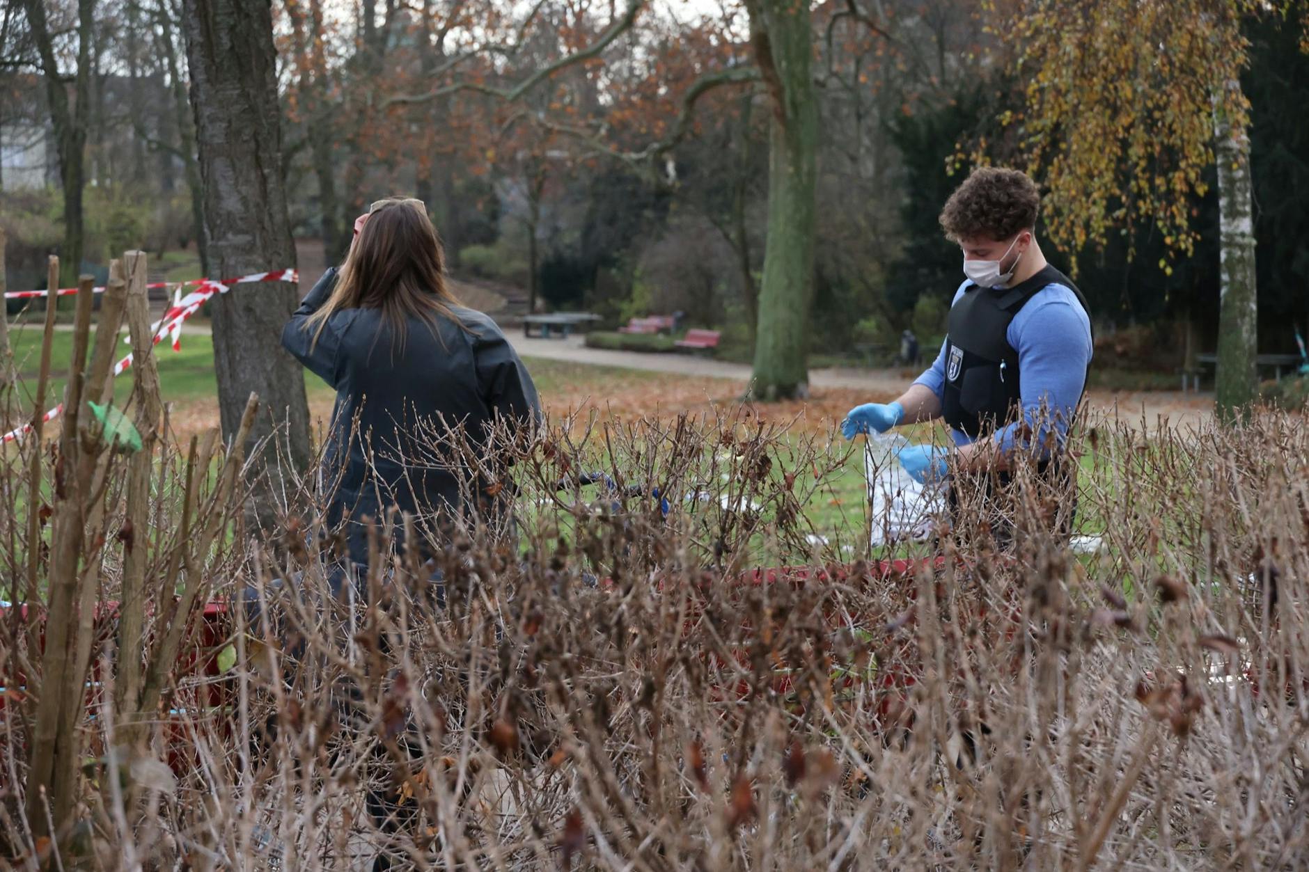 Ermittler sichern auf dem Parkgelände Spuren.
