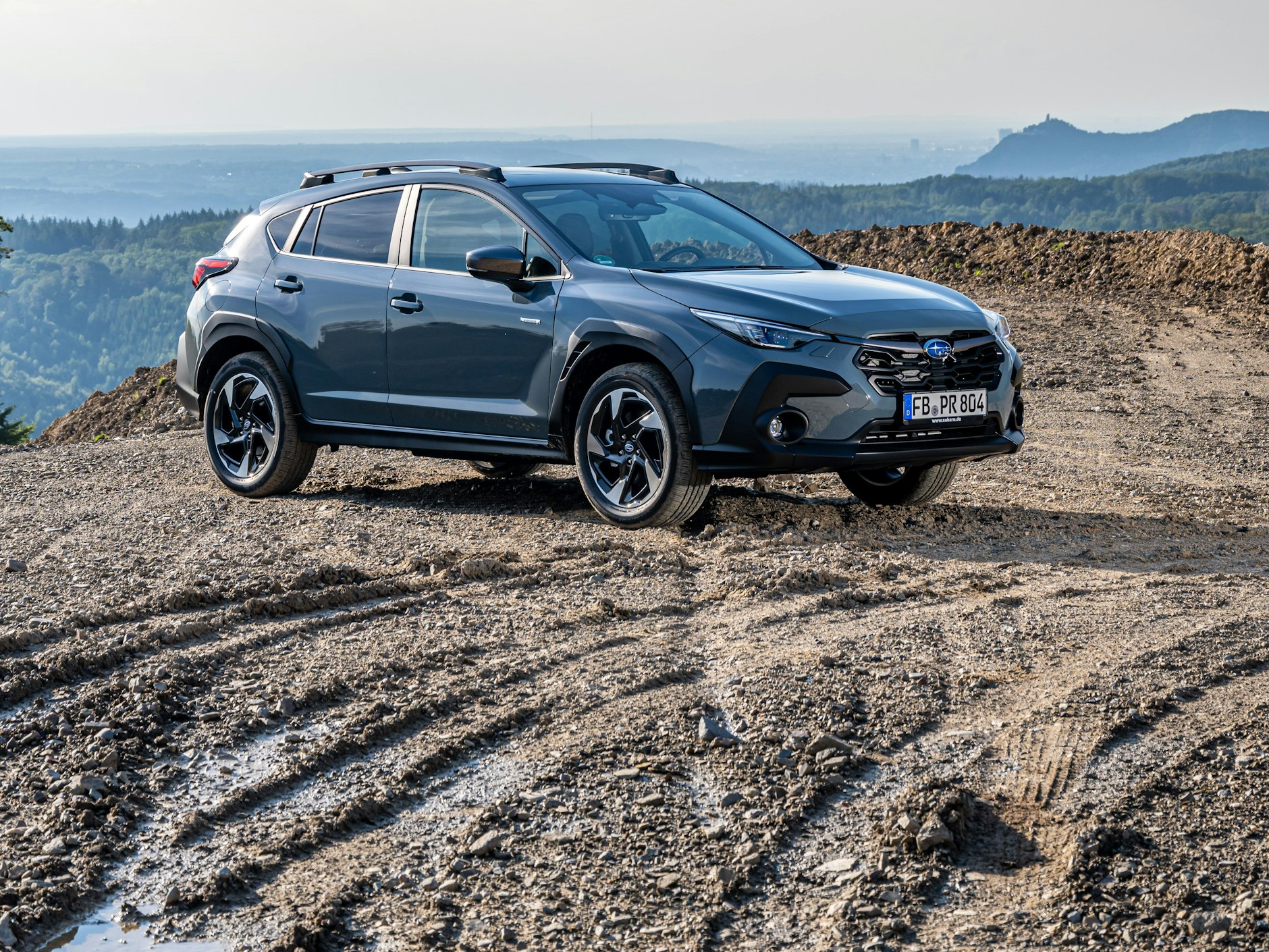 Auch schlammiges Gelände bewältigt der Subaru Crosstrek. Er ist höhergelegt, hat wie bei Subaru üblich Allradantrieb. 