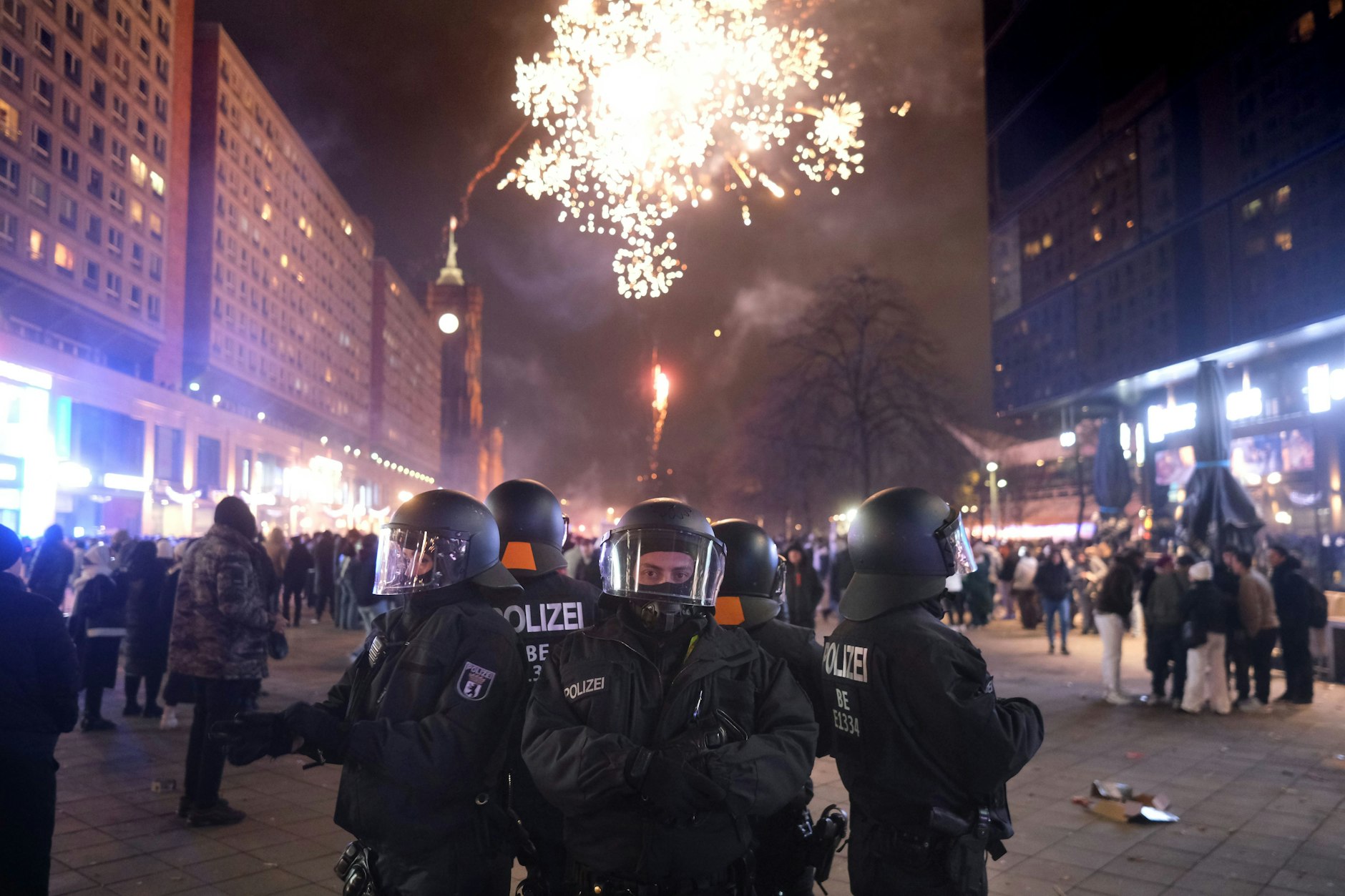 Polizei im Großeinsatz: Auch am Alexanderplatz in Berlin-Mitte waren die Beamten in der Silvesternacht 2024 eingesetzt, um Schlimmeres zu verhindern. In vier Wochen knallt es wieder.