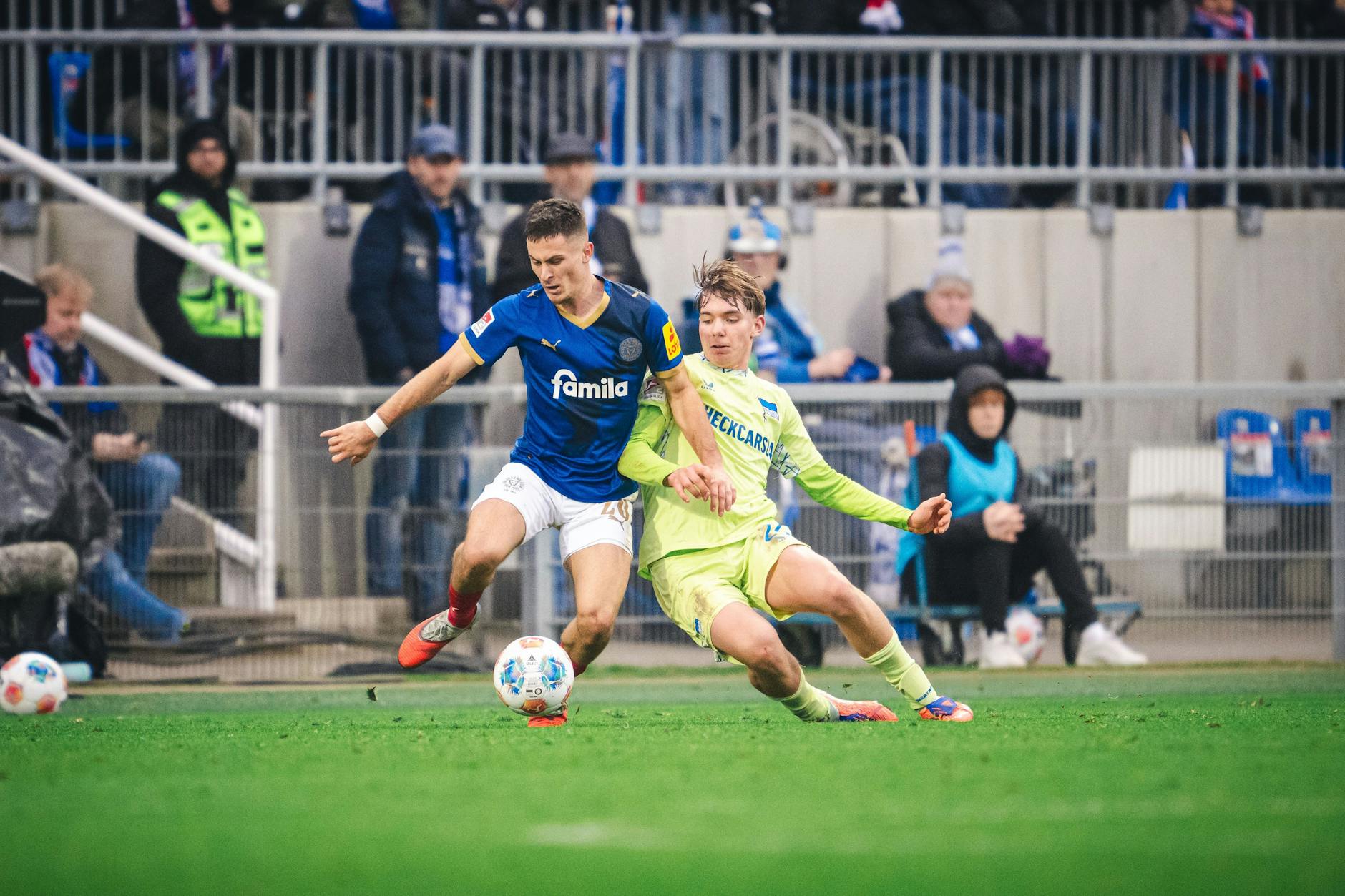 Ein Bild mit Symbolcharakter für die jüngste Erfolgsserie von Hertha BSC: Kennet Eichhorn (r.) und dessen Mitspieler erarbeiten sich die Siege.