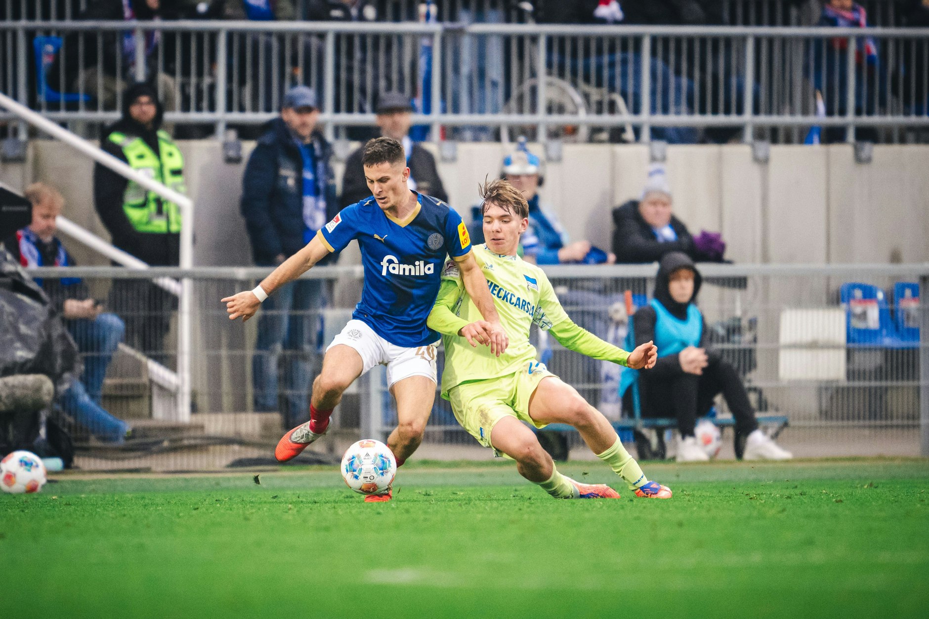 Ein Bild mit Symbolcharakter für die jüngste Erfolgsserie von Hertha BSC: Kennet Eichhorn (r.) und dessen Mitspieler erarbeiten sich die Siege.