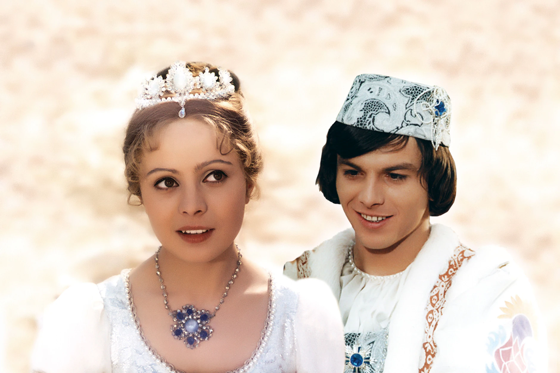 Der Kult-Film „Drei Haselnüsse für Aschenbrödel“ ist für viele Weihnachtsfans jedes Jahr ein Muss. Libuše Šafránková und <a href="https://www.berliner-kurier.de/ddr/aschenbroedel-prinz-pavel-bei-op-nur-knapp-dem-tode-entkommen-li.10025183">Pavel Trávníček spielen die Hauptrollen.</a>