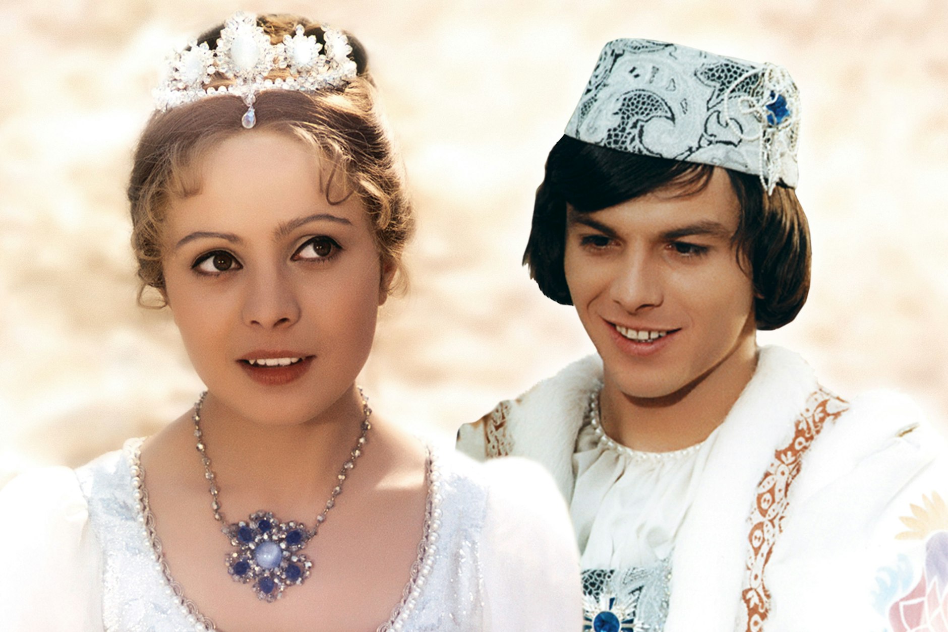 Der Kult-Film Drei Haselnüsse für Aschenbrödel ist für viele Weihnachts-Fans jedes Jahr ein Muss. Er läuft in der Adventszeit an etlichen Terminen. Libuše Šafránková: und Pavel Trávníček spielten die Hauptrollen.