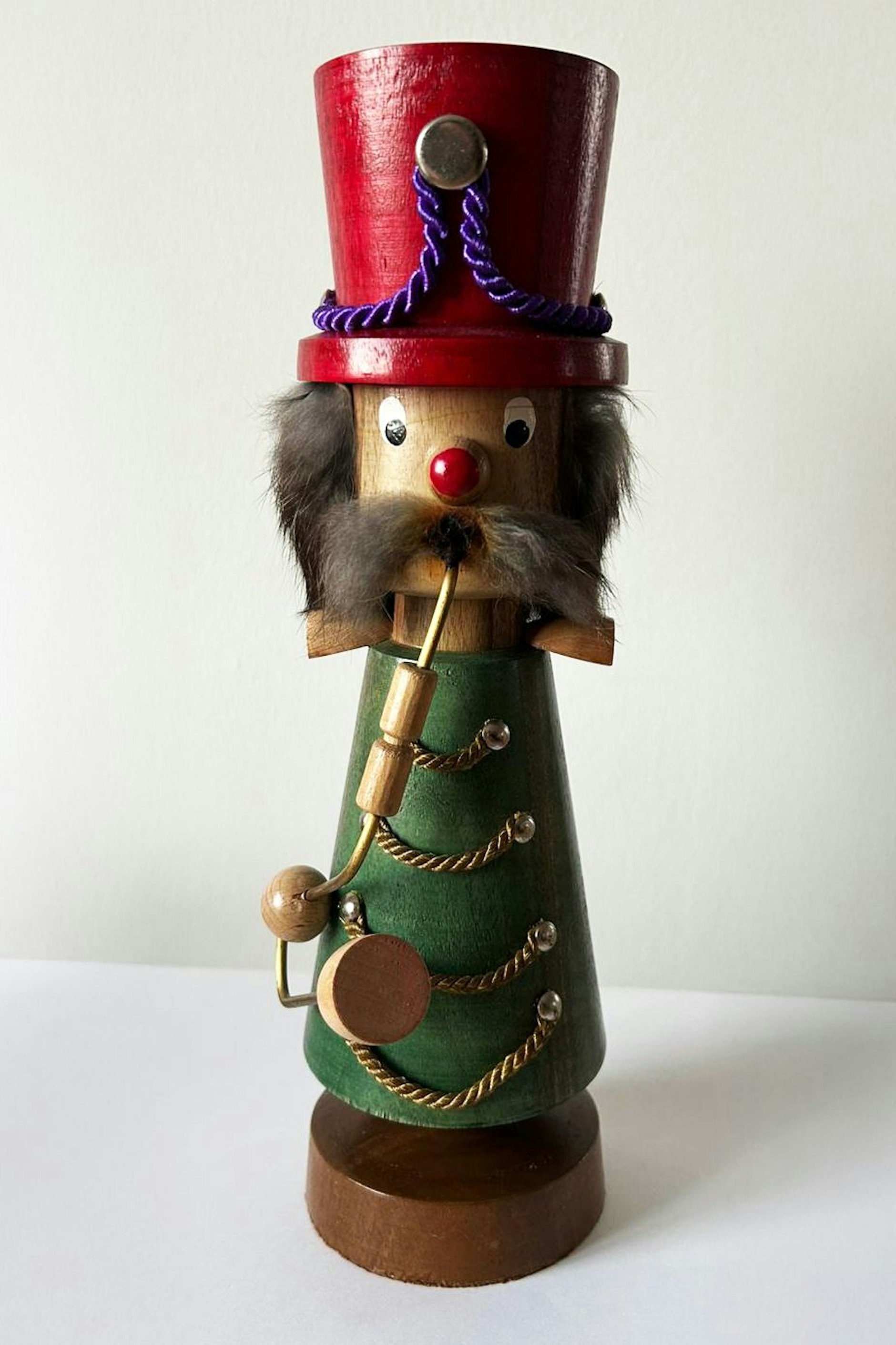 Ein treuer Begleiter seit Jahren: Herr Schinke ist ein Räuchermännchen Marke Eigenbau aus der DDR, qualmt in der Adventszeit stumm sein Pfeifchen.