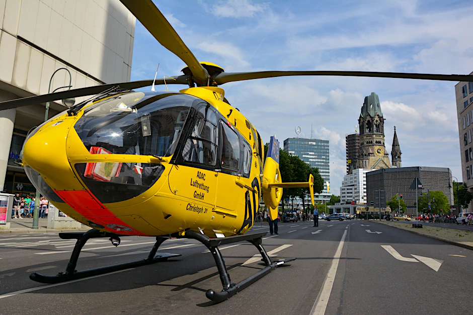 Christoph 31 auf den Straßen Berlins. Im Hintergrund die Gedächtniskirche.