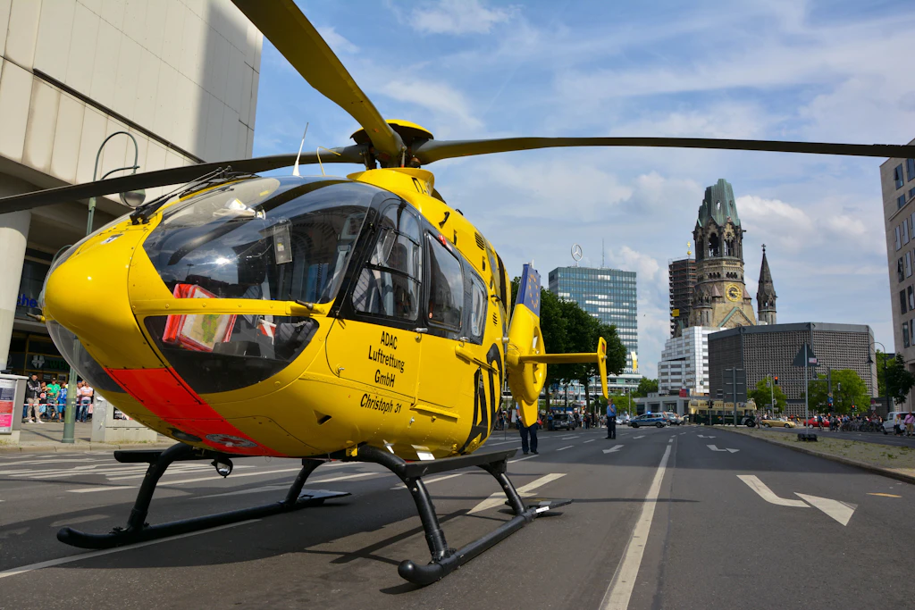 Christoph 31 auf den Straßen Berlins. Im Hintergrund die Gedächtniskirche.