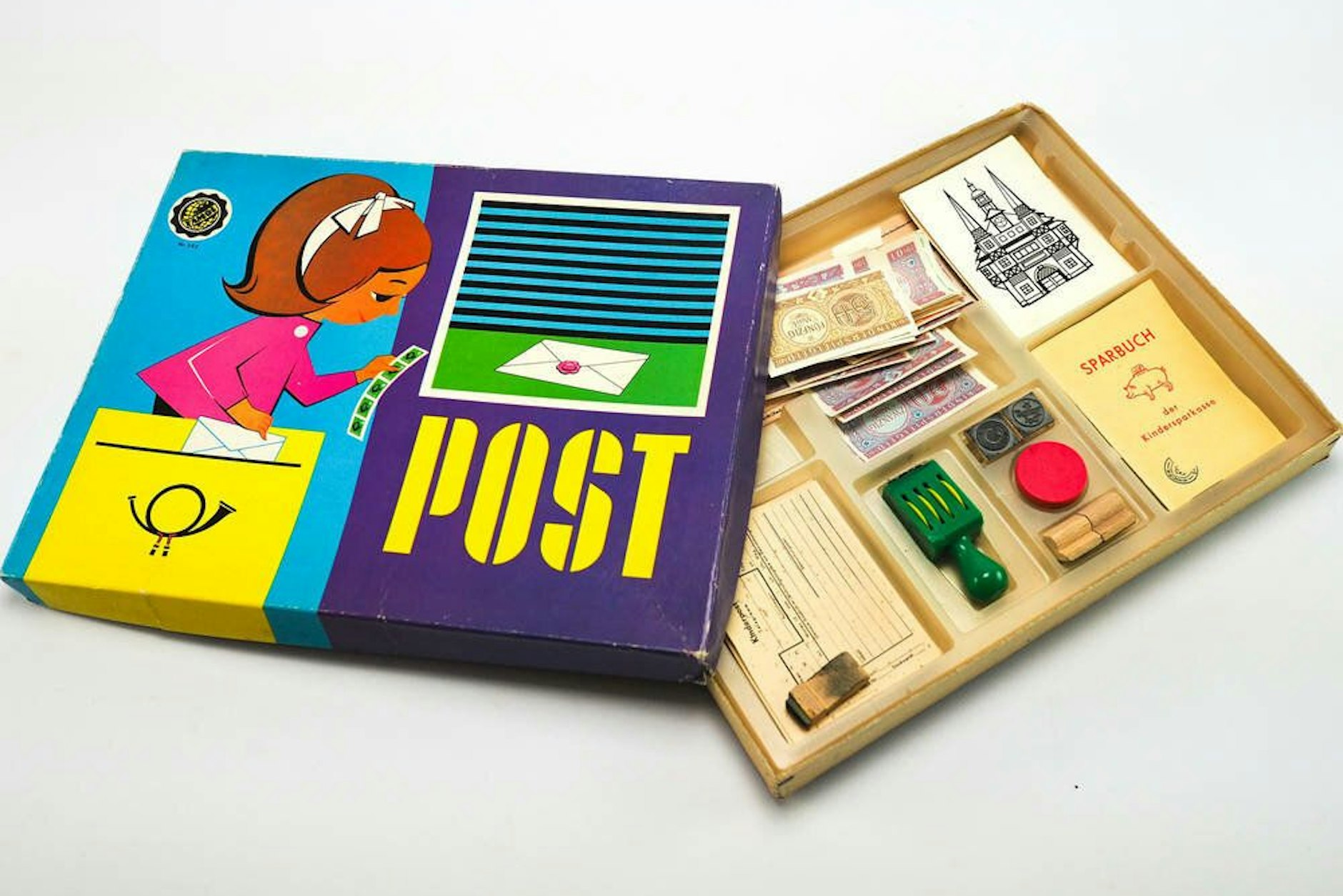 Hier geht die Post ab: Mit diesem Kinderpost-Set konnte jeder ausprobieren, wie es sich anfühlt, in der DDR an einem Postschalter zu arbeiten.