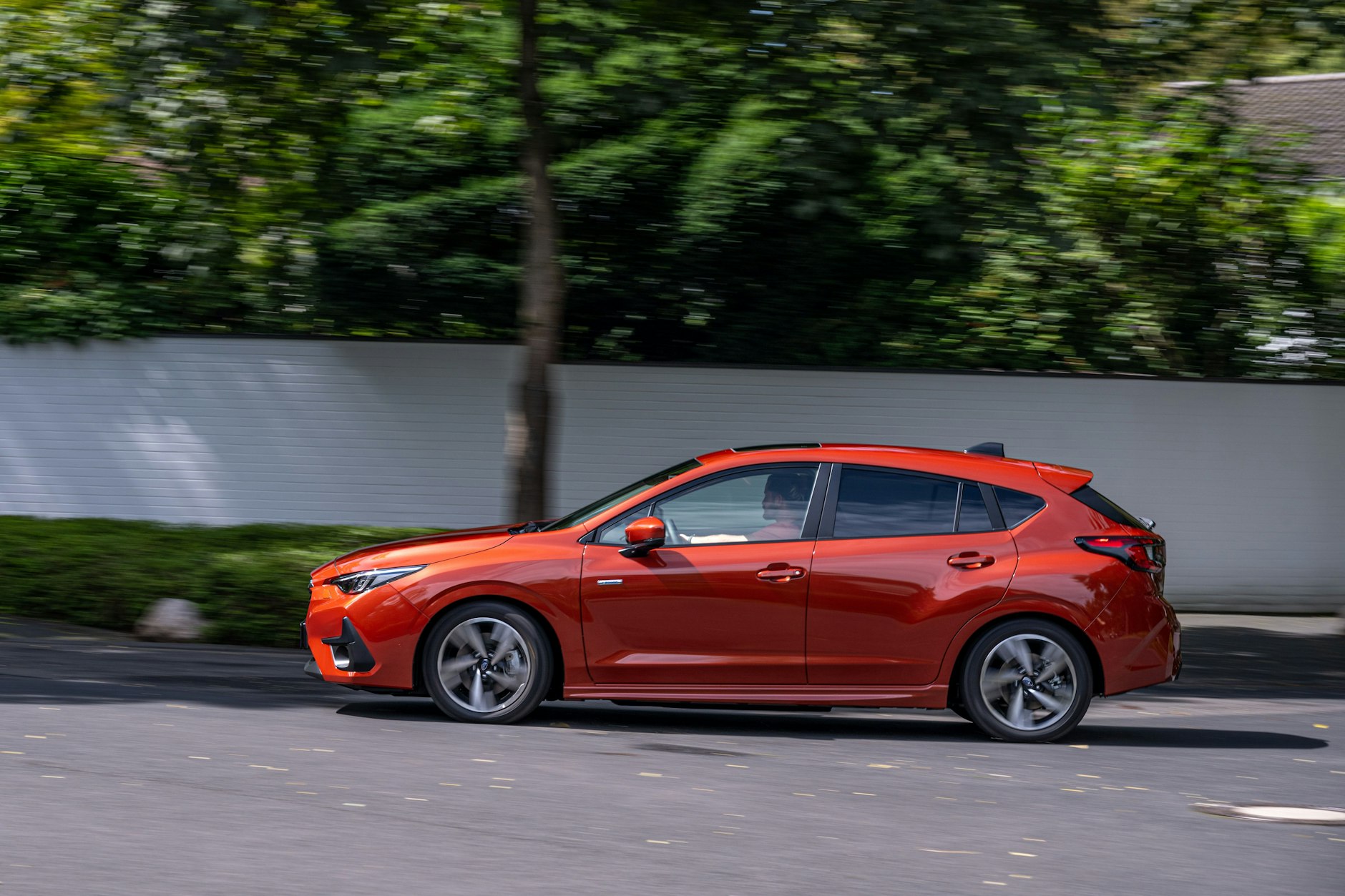 Die Linien des Subaru Impreza sind ähnlich wie die des Crosstrek, der Kompaktwagen liegt nur flacher auf der Straße.