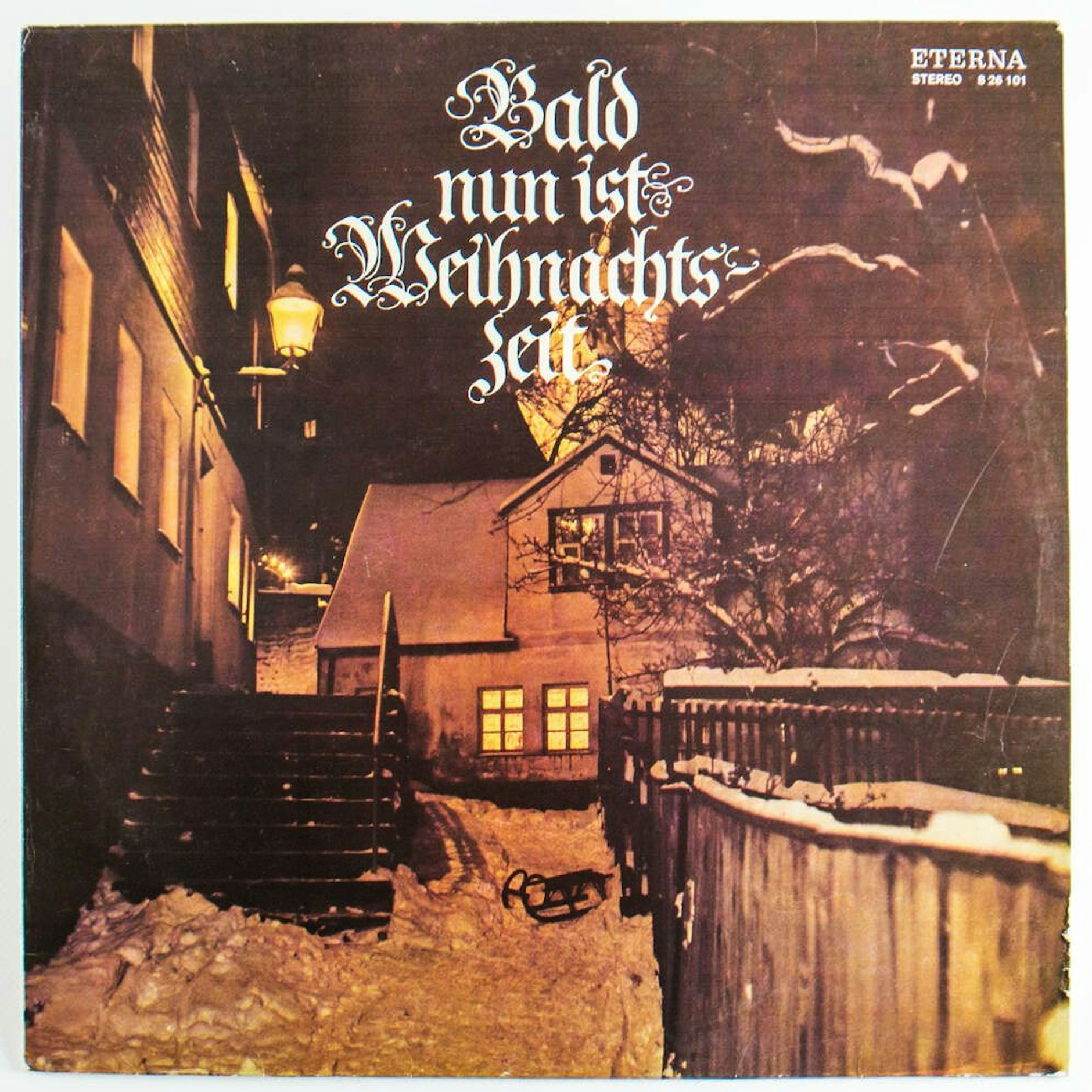 Das gemütlich beleuchtete Haus im tiefen Schnee kannte jeder, denn „Bald nun ist Weihnachtszeit“ war eine der bekanntesten Schallplatten der DDR. Das Häuschen steht in Scwharzenberg im Erzgebirge.