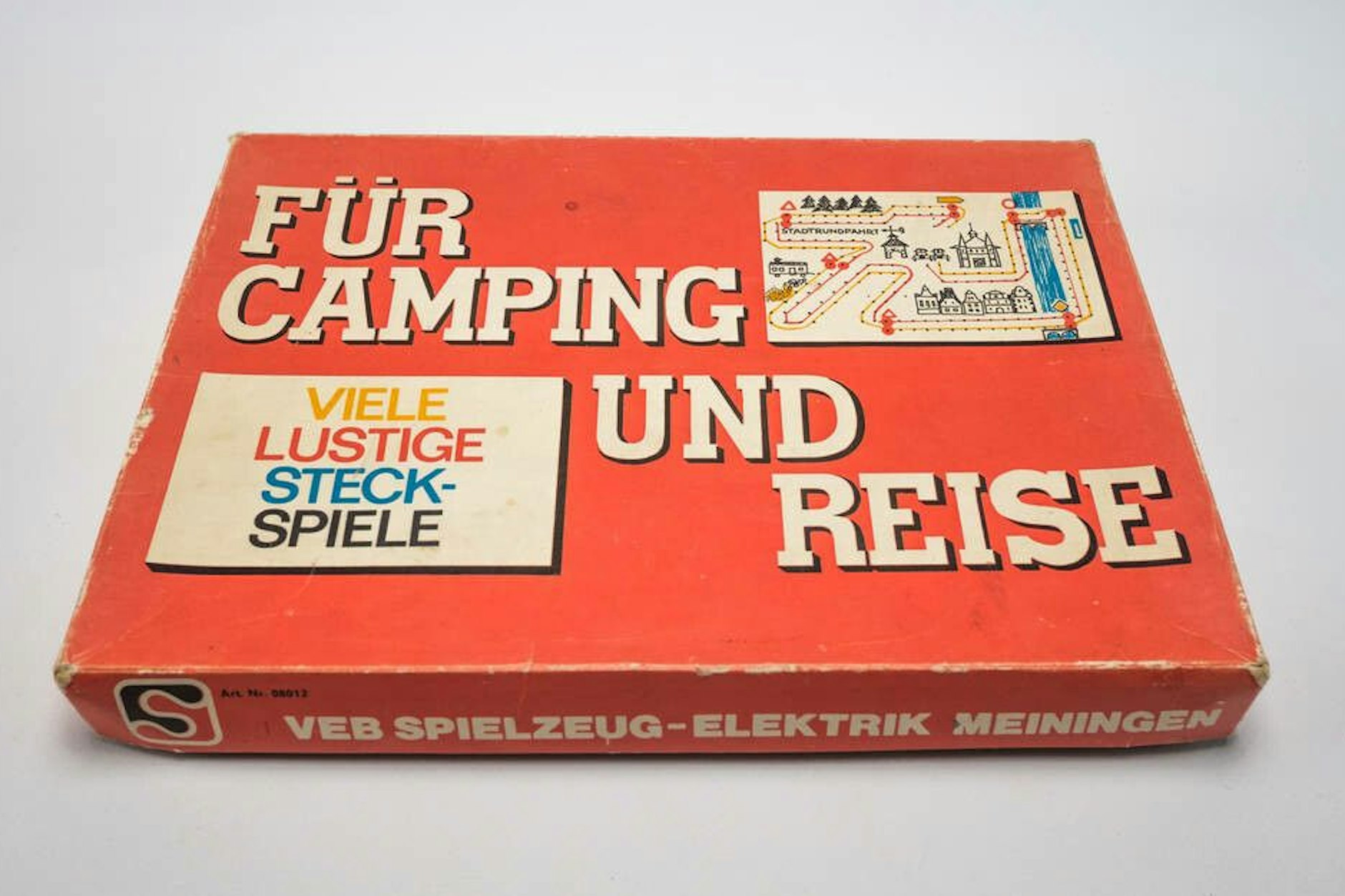 Dieses Spieleset mit Steckspielen aus der DDR versüßte vielen Kindern die nachfolgende Urlaubssaison – es war auf dem Campingplatz und im schaukelnden Trabi der perfekte Begleiter.