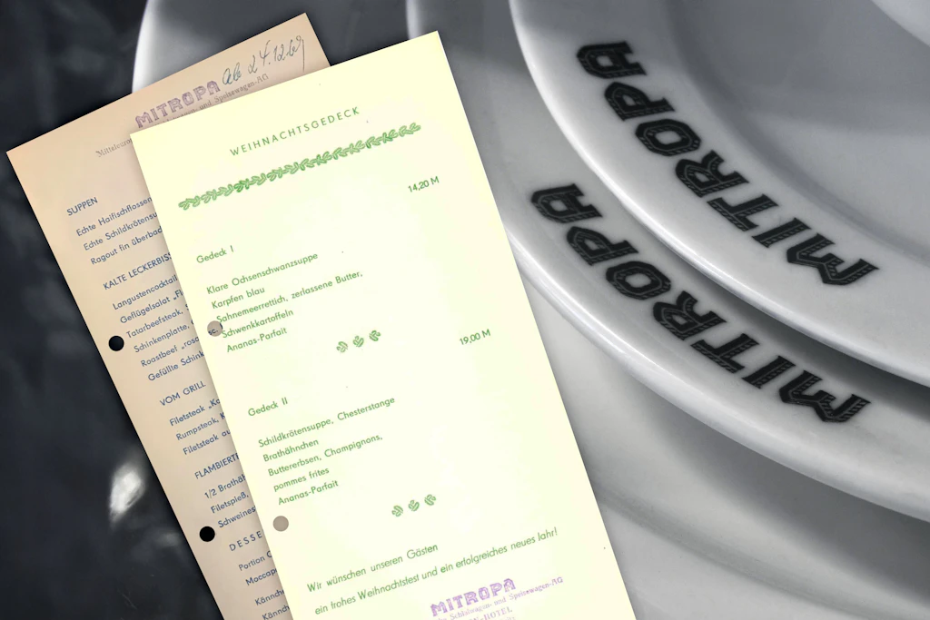 Auch in den Gaststätten der Mitropa wurde aufgetafelt. Speisekarten verraten, was hier zu DDR-Zeiten auf den Tisch kam.