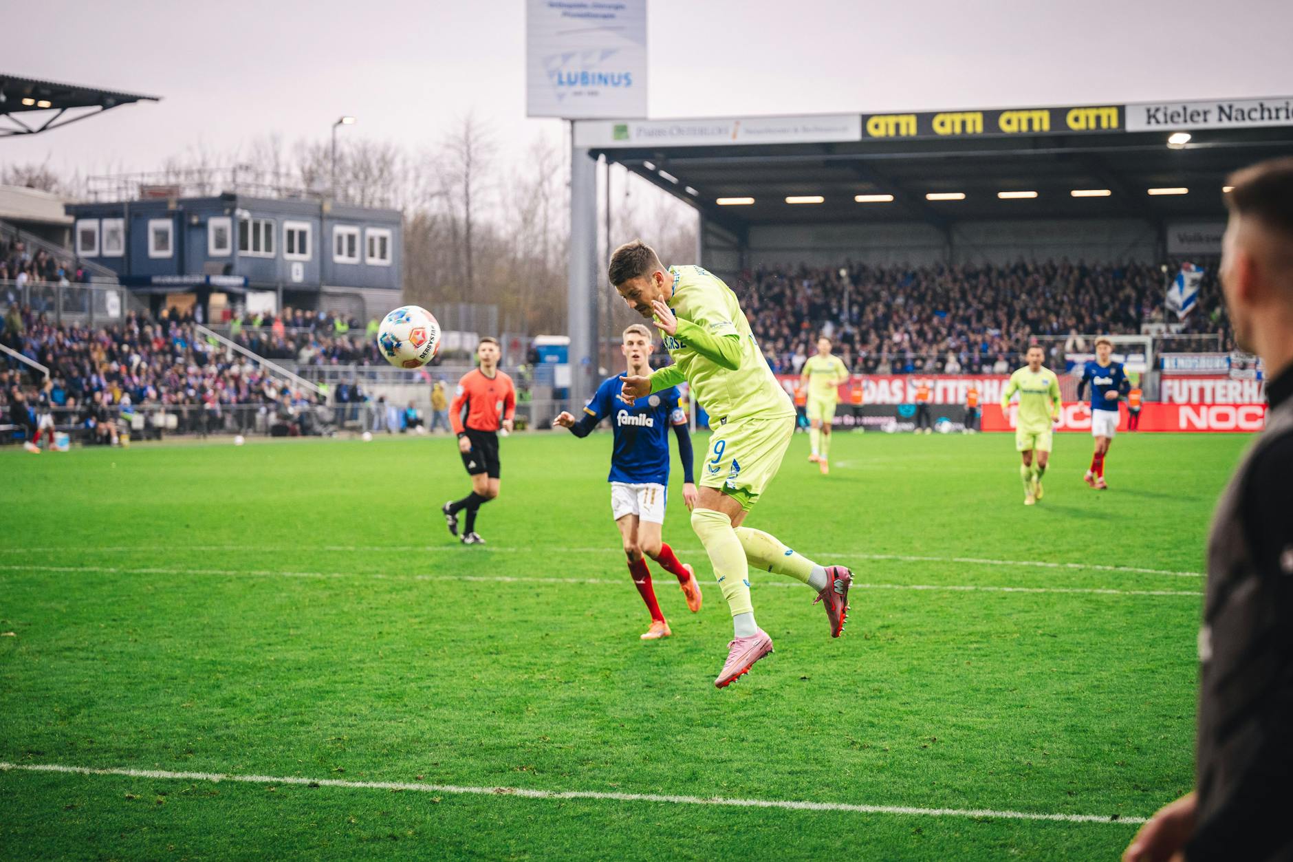Hertha-Stürmer Dawid Kownacki traf nach zwei Monaten sofort bei seinem Comeback und köpfte 1:0-Siegtreffer in Kiel.