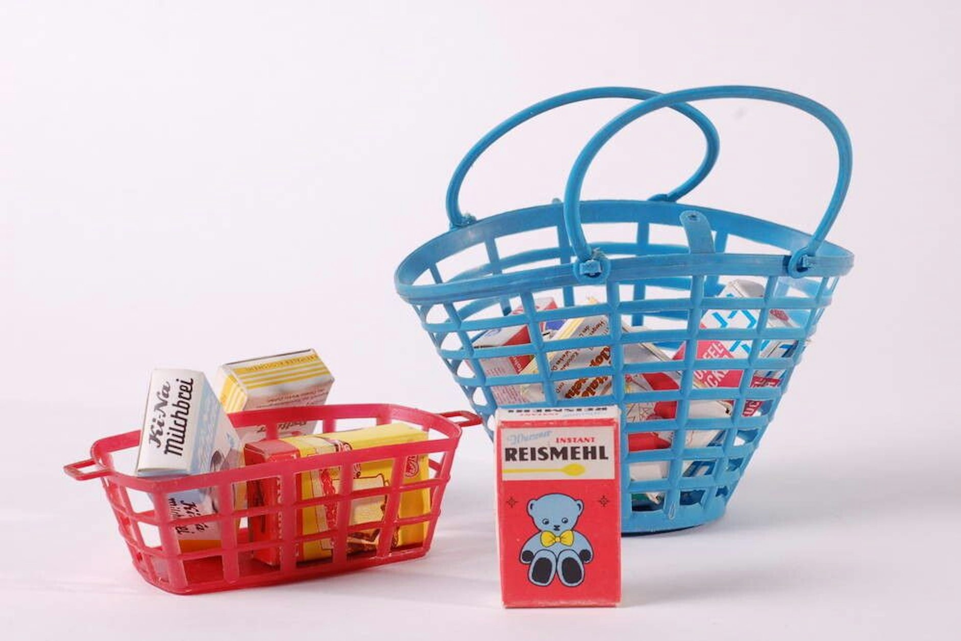 Im Kaufmannsladen der DDR gab es natürlich auch die passenden Produkte. Das Zubehör landete gern auch unter dem Weihnachtsbaum.