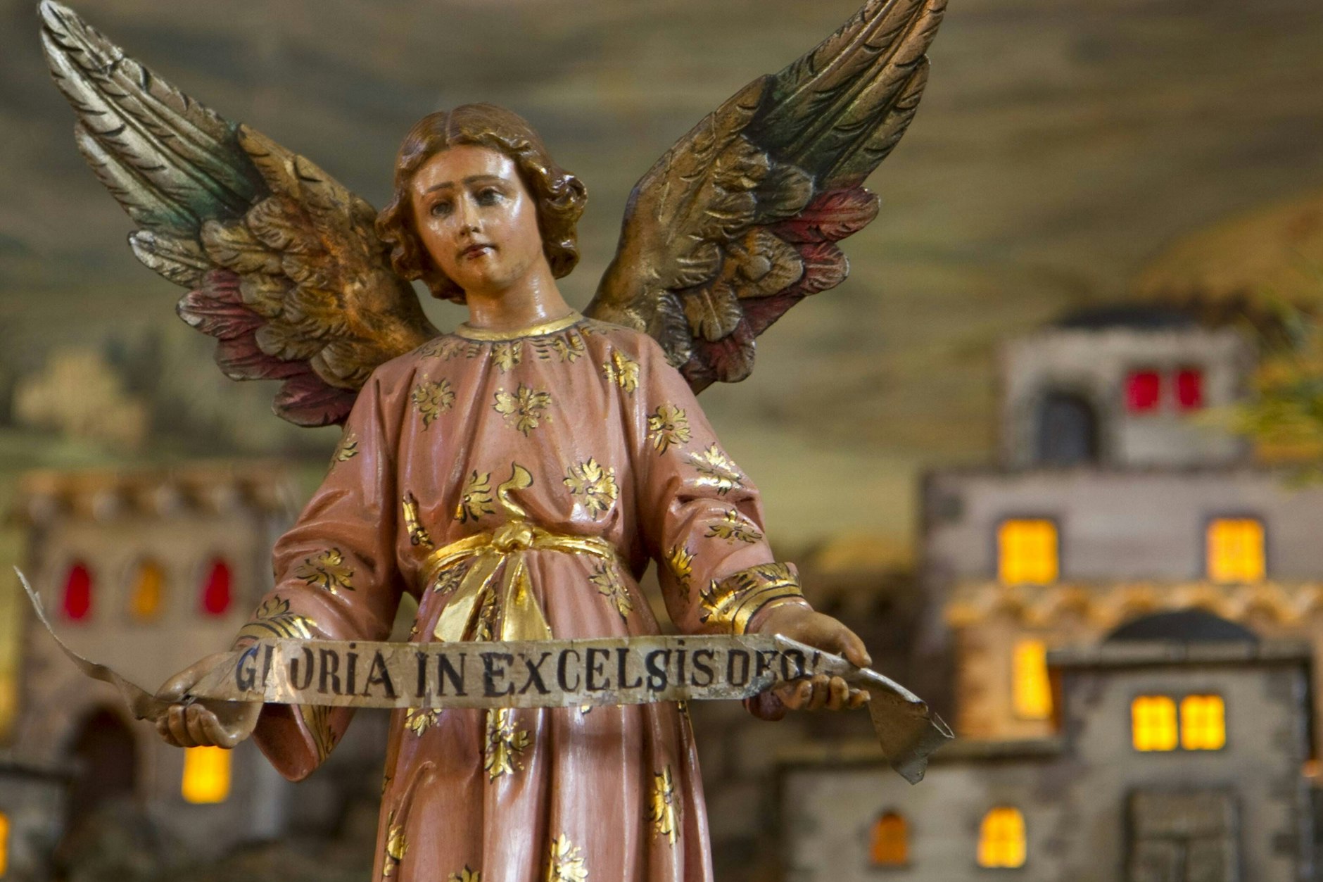 Ob Ost oder West: Engel sind schon lange Figuren, die zum Weihnachtsfest besonders gern für die Dekoration herhalten müssen. Ob der Begriff Jahresendflügelfigur in der DDR offiziell existierte, wird wohl auf ewig ein Geheimnis bleiben.