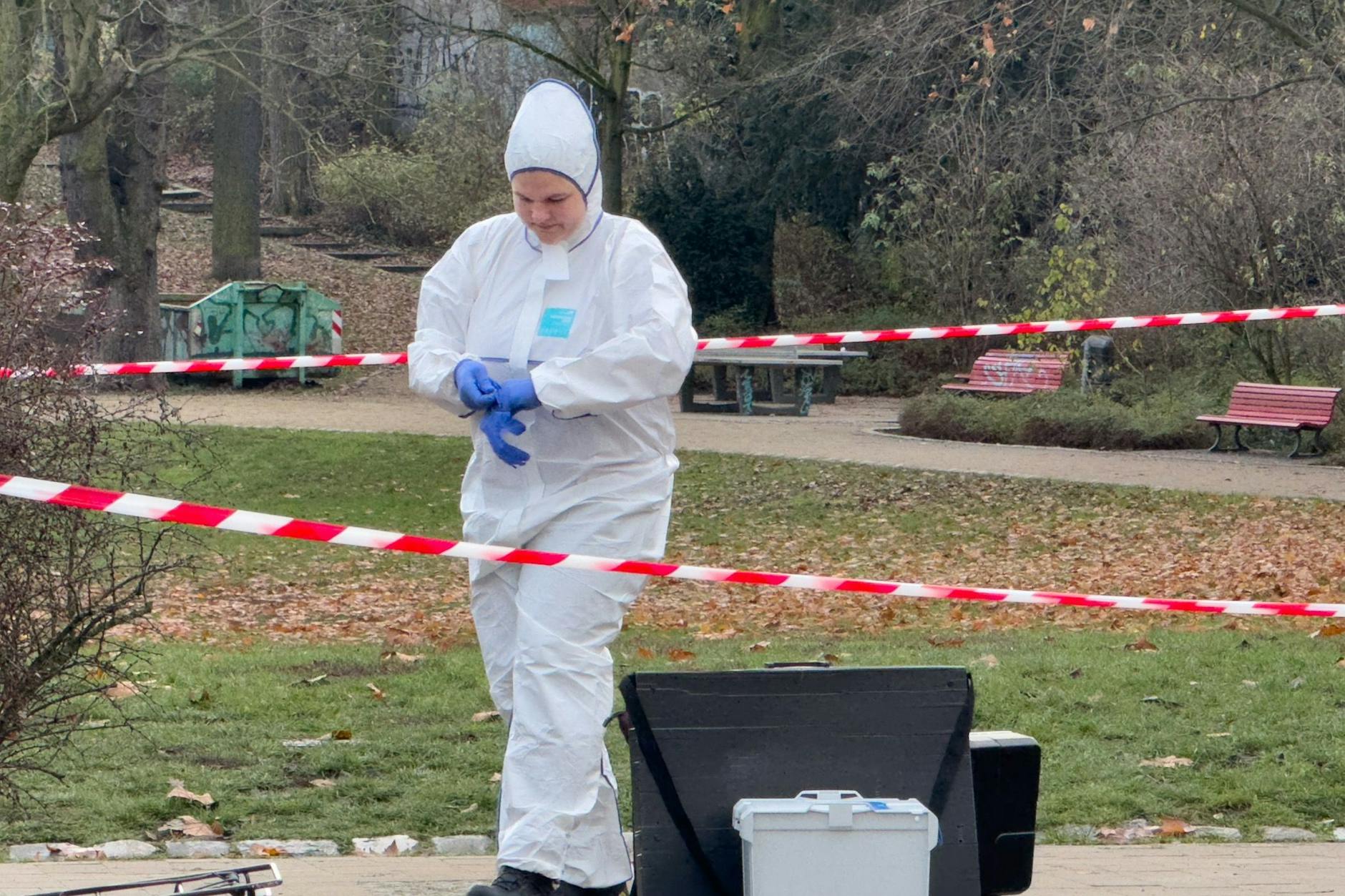 Polizei und Kriminaltechnik sind im Heinrich-Lassen-Park im Einsatz.