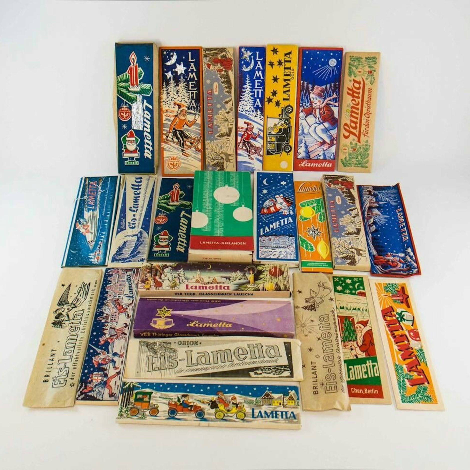 Früher war mehr Lametta: Diese stattliche Sammlung lagert im Depot des DDR Museum Berlin. Hier werden die Schätze aus längst vergangenen Zeiten für die Nachwelt bewahrt.