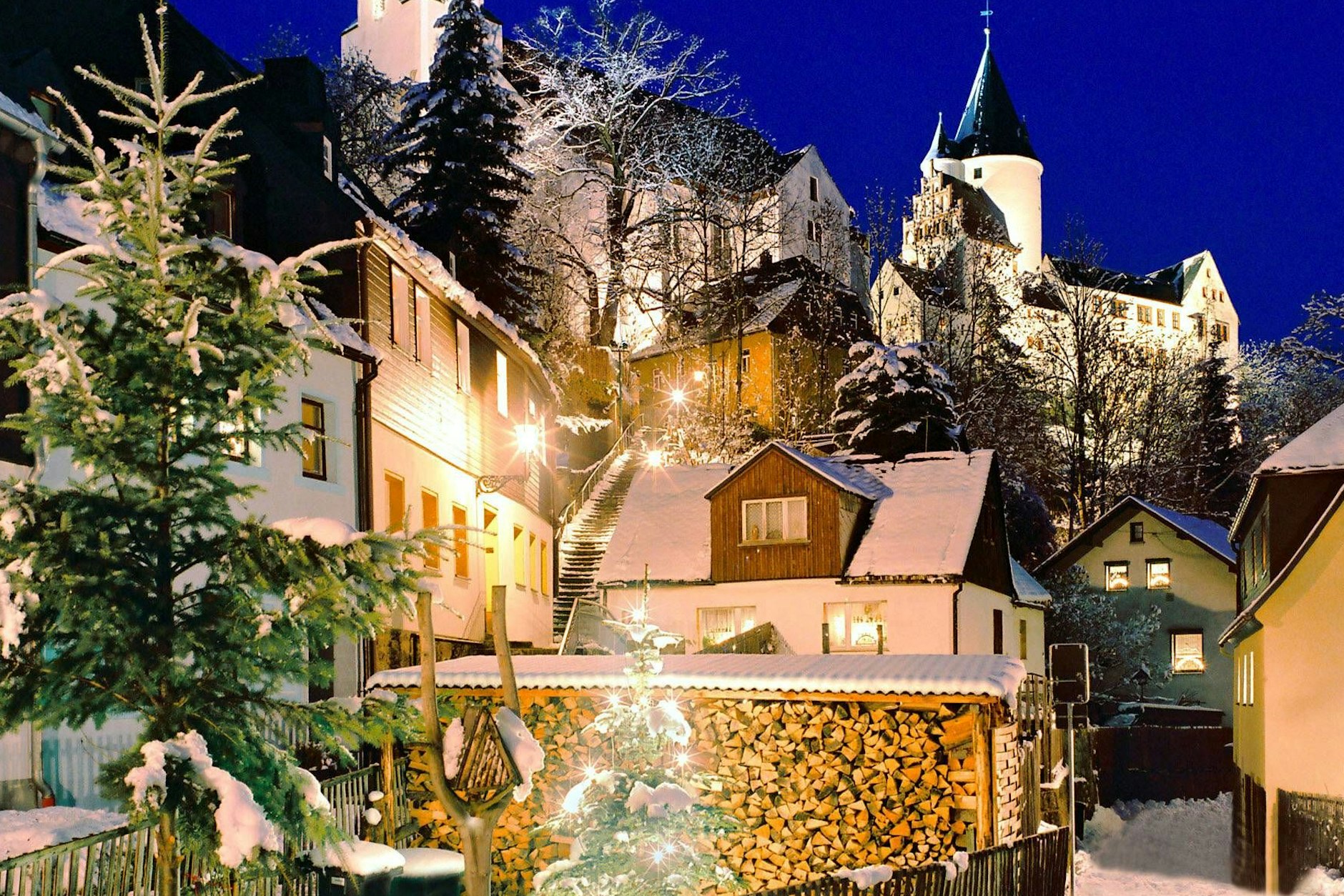 Das beleuchtete Häuschen vom Cover der Weihnachtsplatte „Bald nun ist Weihnachtszeit“ steht in Schwarzenberg im Erzgebirge.