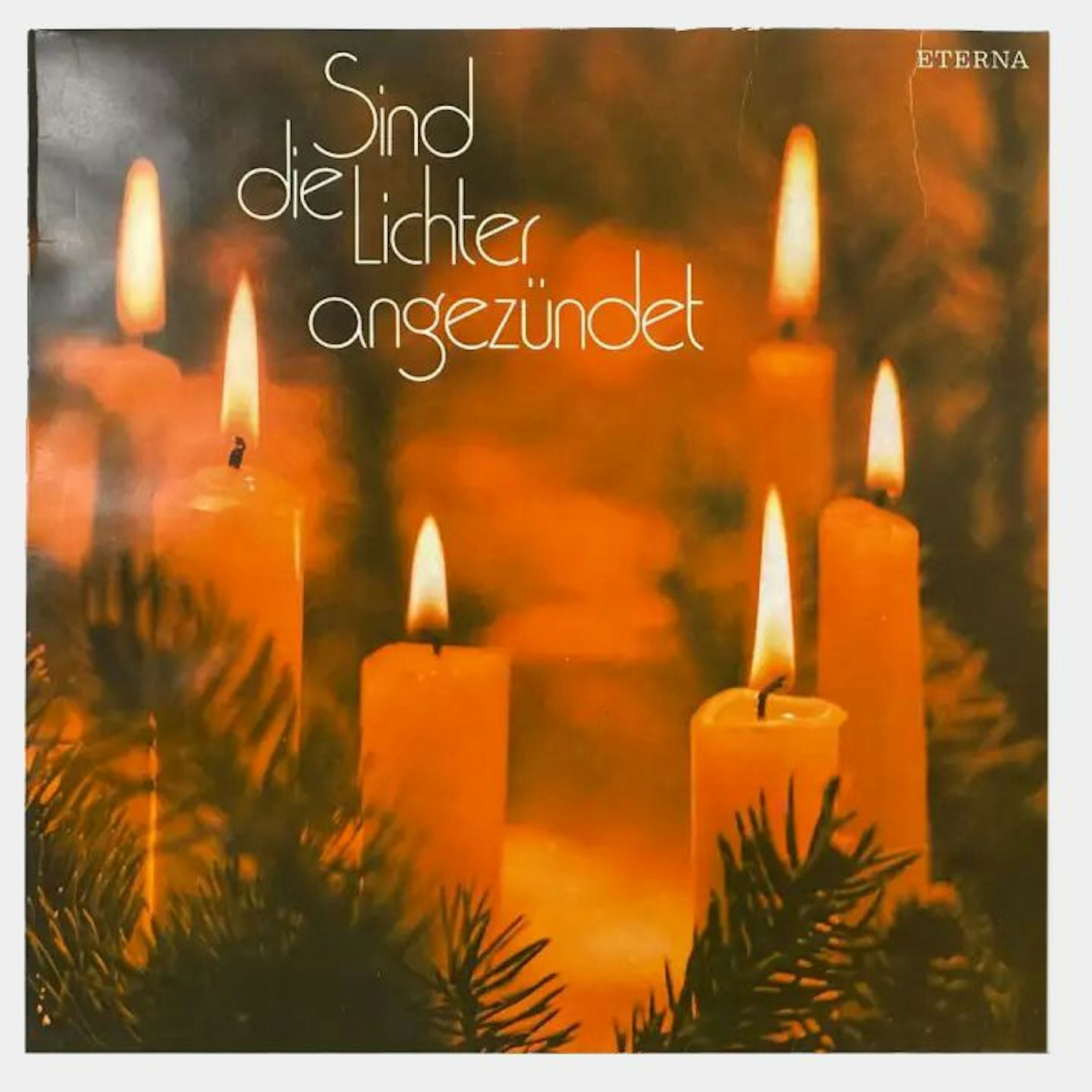 Auf der Schallplatte „Sind die Lichter angezündet“ singen Kinderchöre aus der DDR die schönsten Weihnachtslieder. Ein himmlischer Begleiter für die Adventszeit.