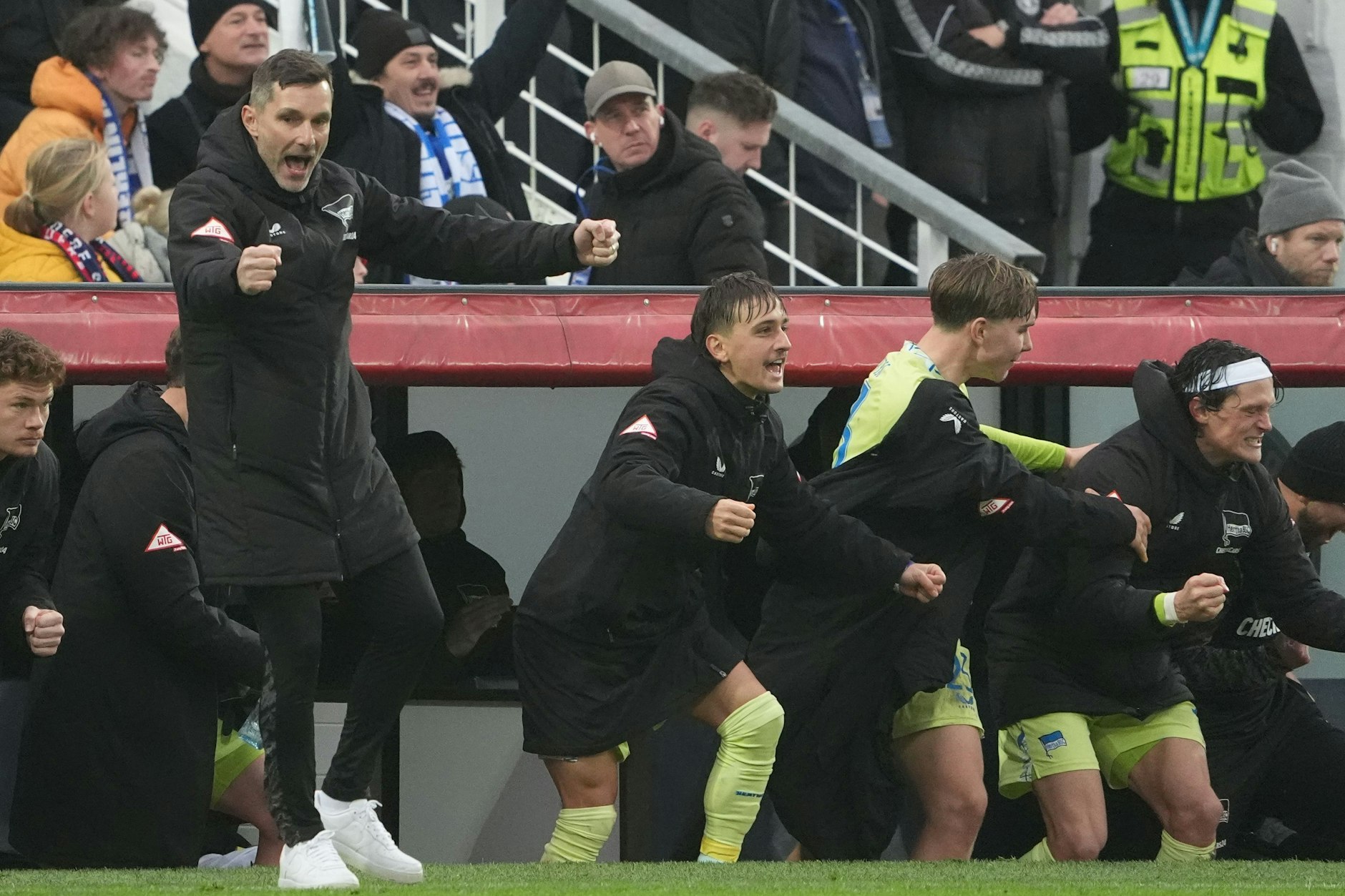 Hertha-Trainer Stefan Leitl (l.) jubelt nach dem 1:0-Sieg bei Holstein Kiel ausgelassen wie selten, weil er weiß, wie wichtig dieser Dreier war.
