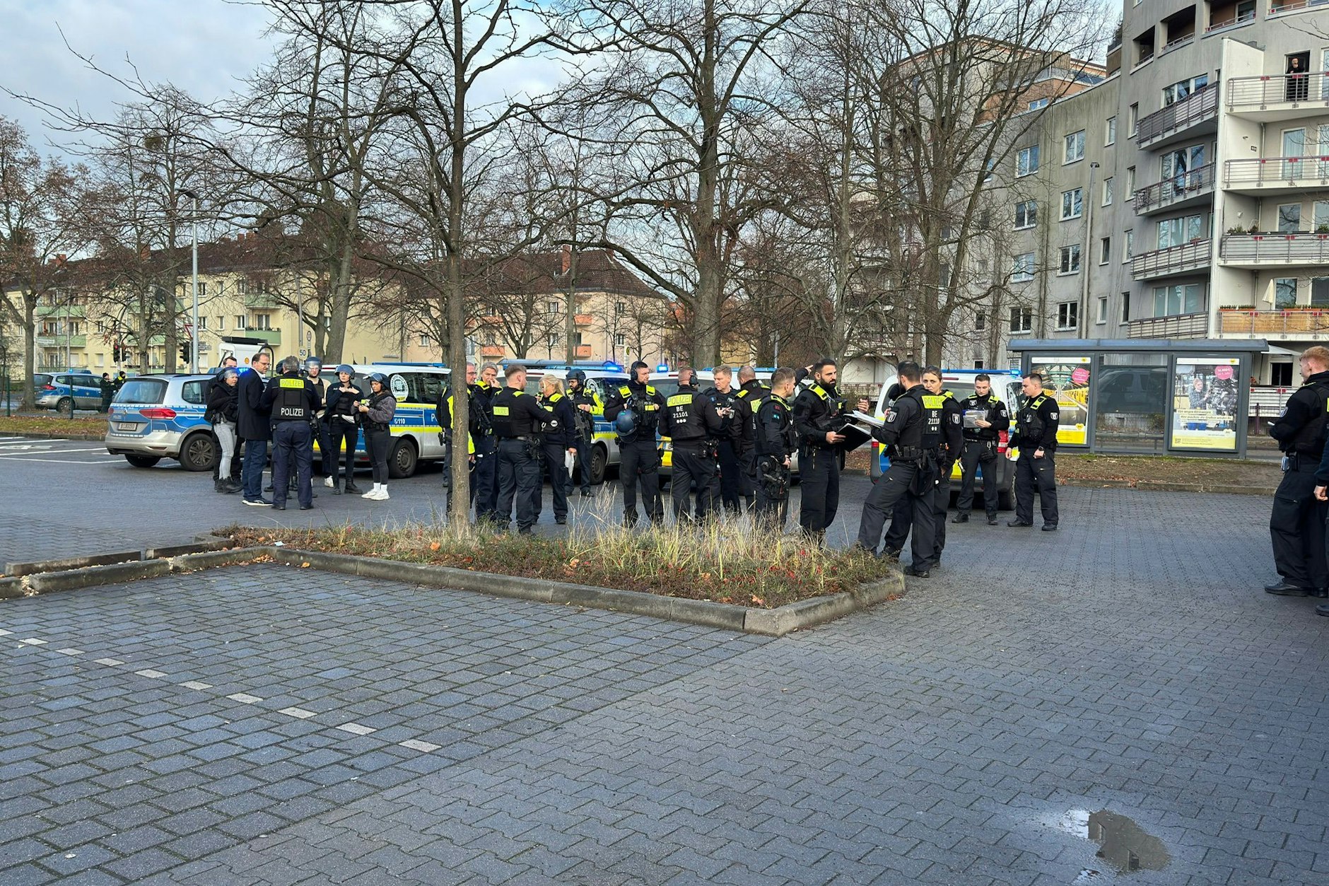 Die Fotos vom KURIER-Reporter zeigen: Die Polizei ist mit einem Großaufgebot vor Ort.