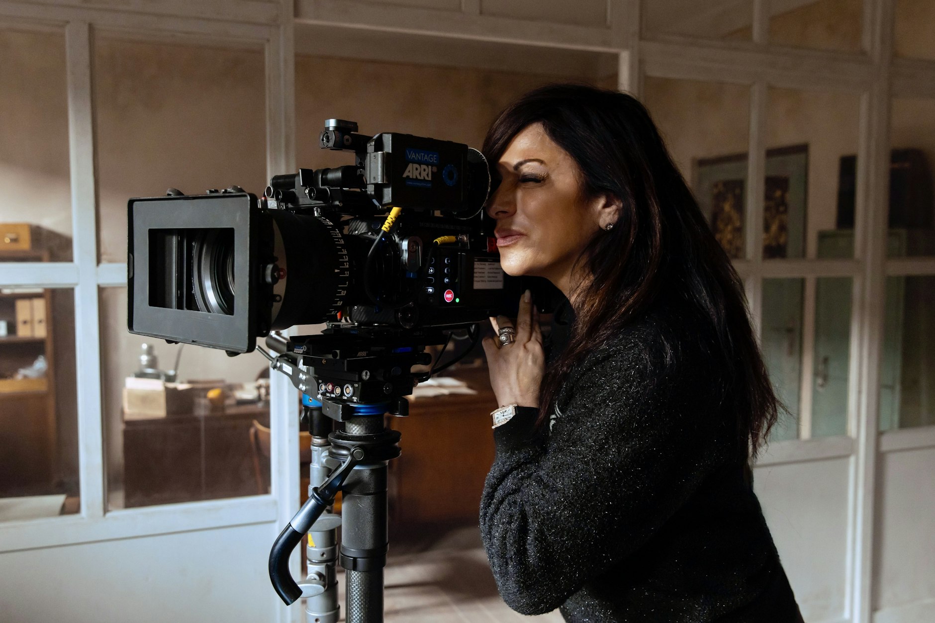 Dr. Alice Brauner bei den Dreharbeiten zu ihrem aktuellen Film „Block 10“, der in den CCC-Filmstudios in Berlin-Spandau fertiggestellt wird.