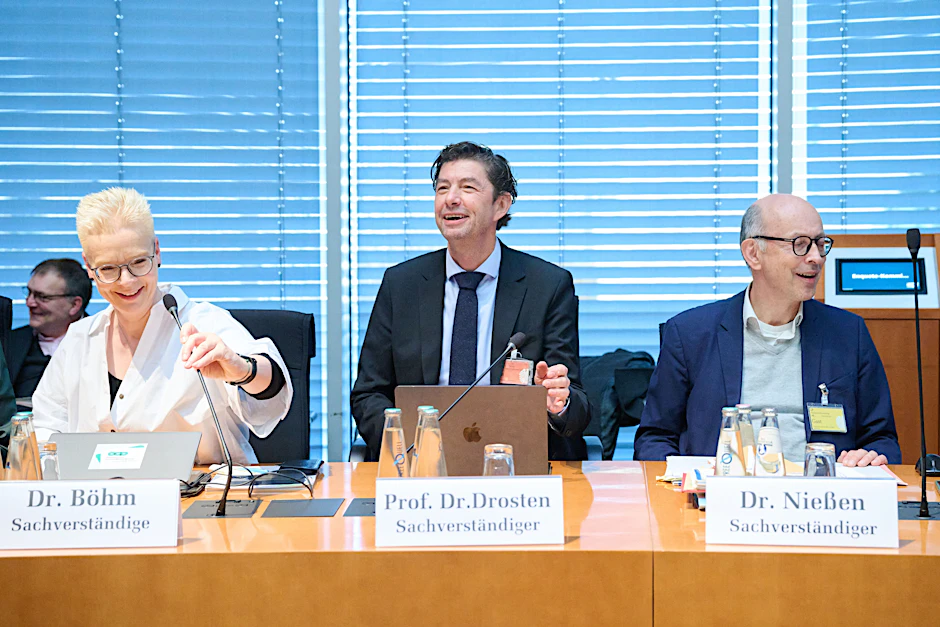 Bester Laune: Christian Drosten (Mitte), Virologe, kommt zur öffentlichen Anhörung der Corona-Enquetekommission des Bundestages ins Paul-Löbe-Haus.