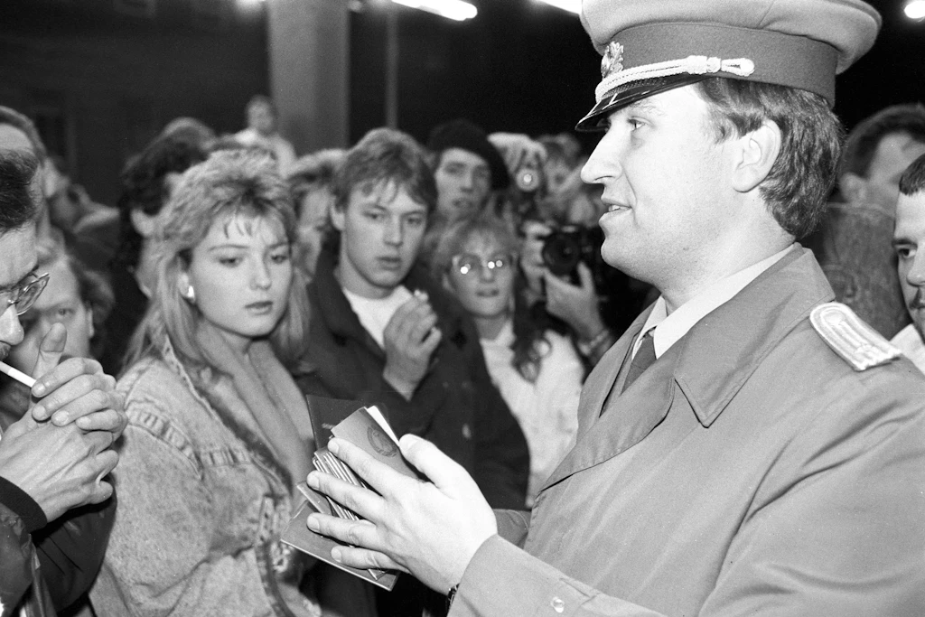 Öffnung der Grenzen zwischen der DDR und der BRD: Grenzposten mit Ausweisen