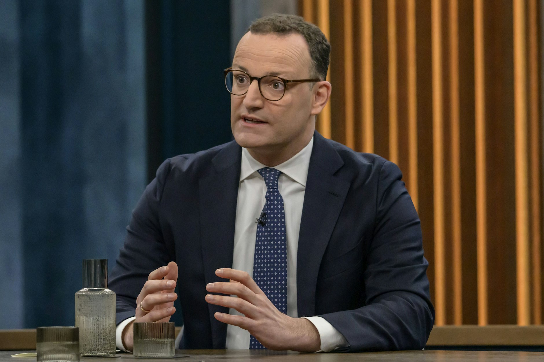 Jens Spahn wirkt verzweifelt bezüglich der Abstimmung über das Rentenpaket.