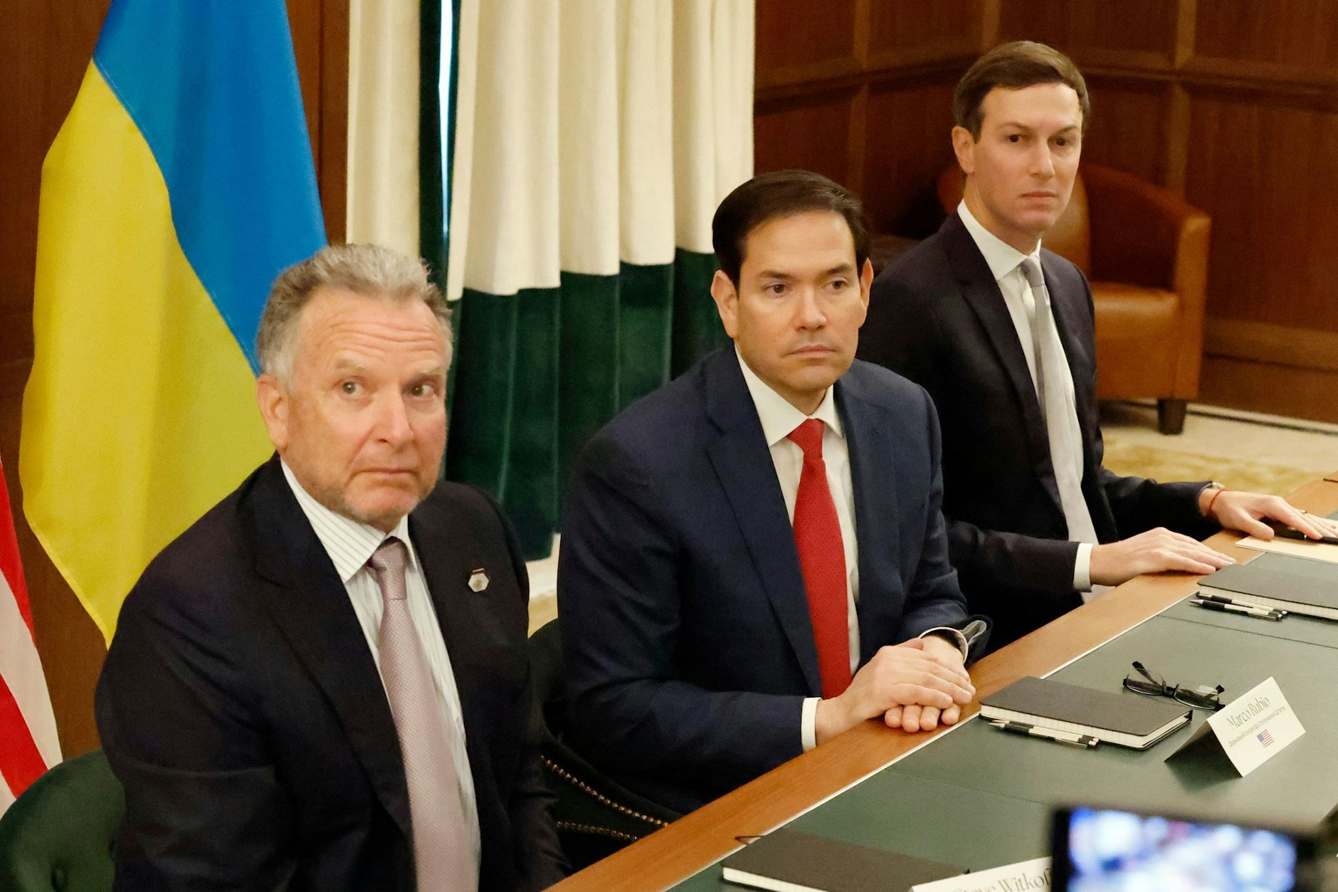 Der Sondergesandte Steve Witkoff, links, Außenminister Marco Rubio, Mitte, und Jared Kushner bei einem Treffen mit ukrainischen Beamten in Florida.