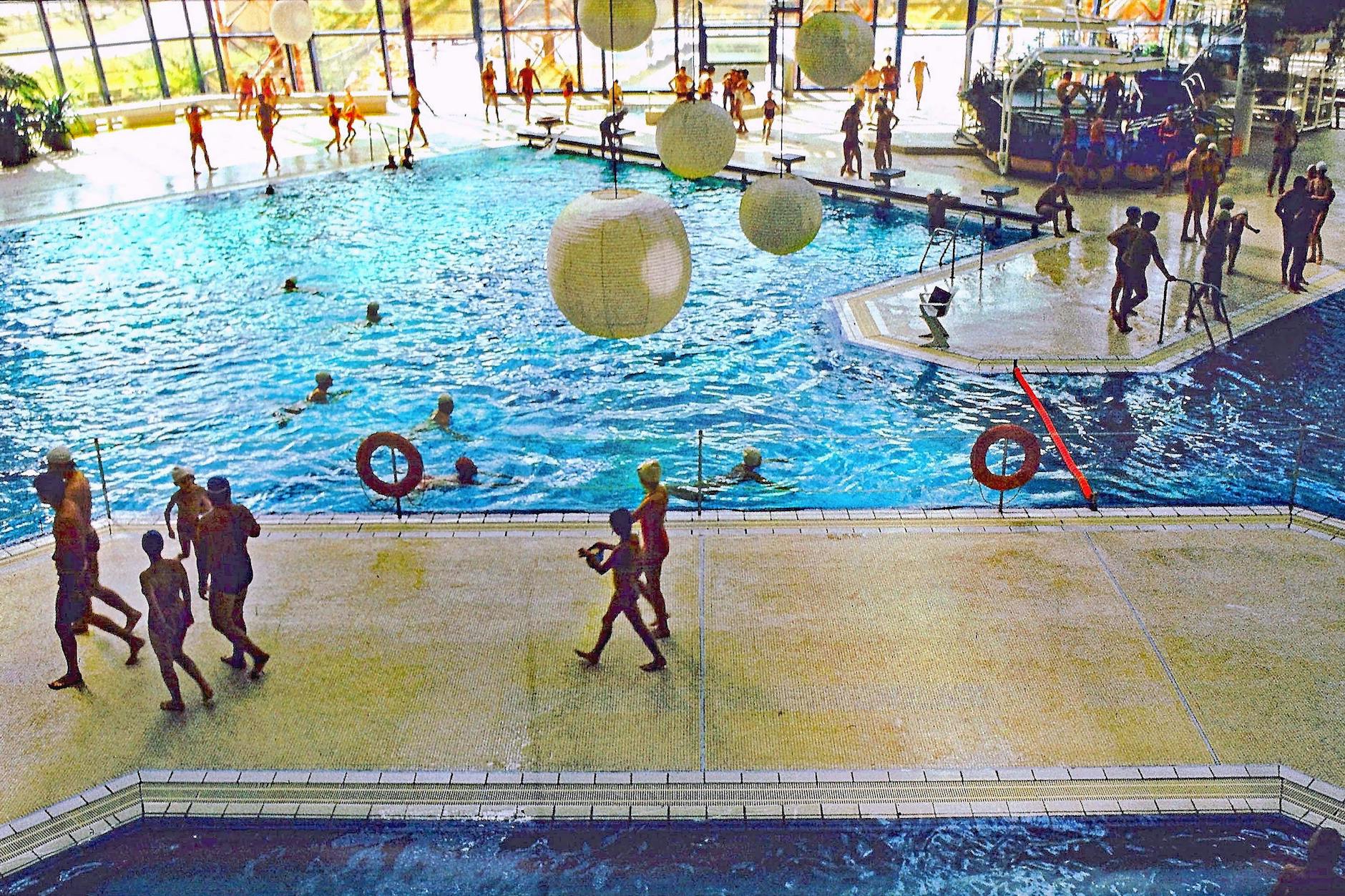 In einem Brandbrief an den Senat fordern jetzt auch Stadtplaner und Architektur-Professoren aus dem Westen: Statt das SEZ abzureißen, könnten im einstigen DDR-Spaßbad die Menschen wieder wie früher planschen.