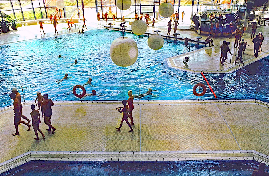 In einem Brandbrief an den Senat fordern jetzt auch Stadtplaner und Architektur-Professoren aus dem Westen: Statt das SEZ abzureißen, könnten im einstigen DDR-Spaßbad die Menschen wieder wie früher planschen.