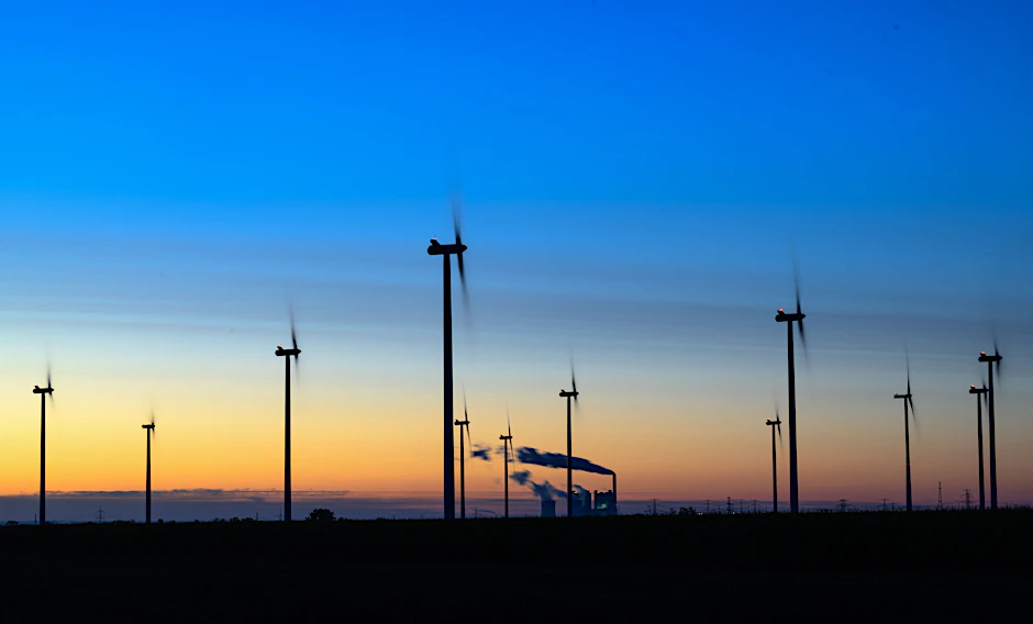 Windräder drehen sich vor der Kulisse des Braunkohlekraftwerks Schkopau, Sachsen-Anhalt.