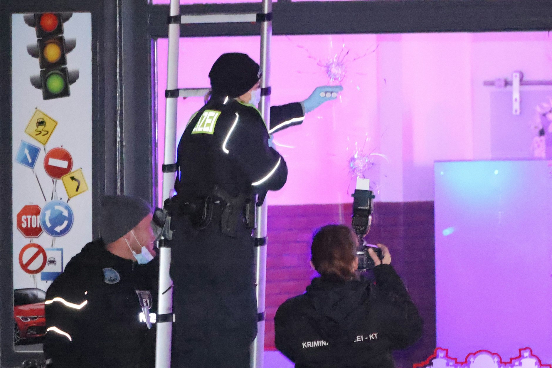 Kriminaltechniker der Polizei sichern im November Spuren vor einer Fahrschule in der Scharnweberstraße in Berlin-Reinickendorf.