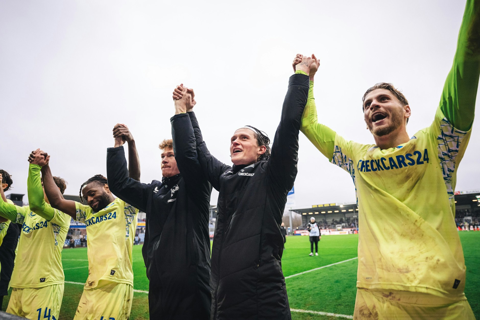 Die Hertha-Profis um Kapitän Fabian Reese (2.v.r.) feiern bei Holstein Kiel ihren sechsten Sieg in Serie.