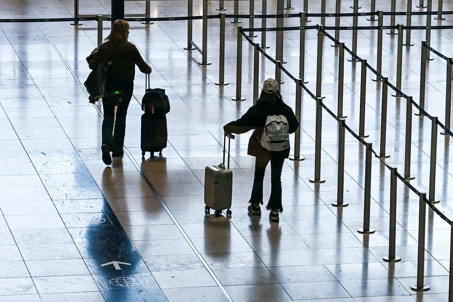 Reisende am Flughafen Berlin Brandenburg (BER) in Schönefeld. Im vergangenen Jahr haben rund 25,5 Millionen Passagiere den Hauptstadtflughafen genutzt.
